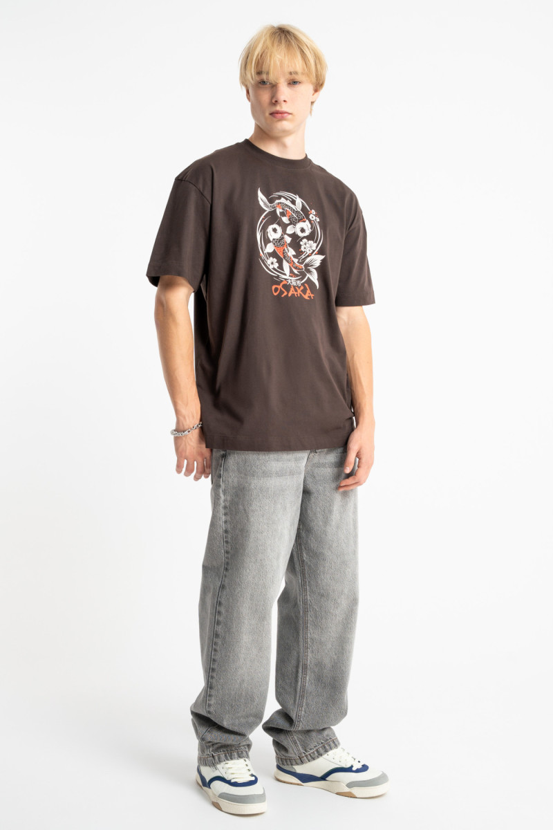 Brązowy t-shirt LOOSE z autorską grafiką z przodu