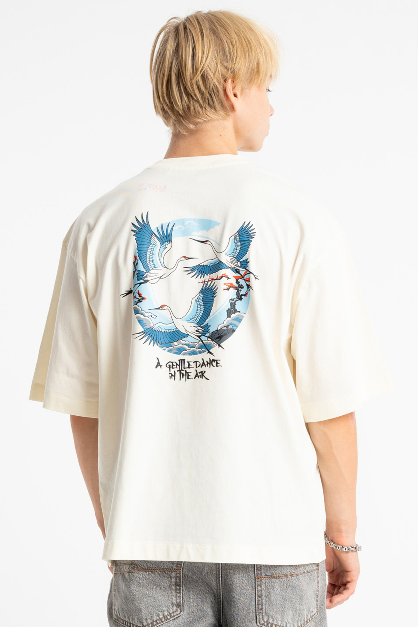 Kremowy t-shirt LOOSE z autorską grafiką z tyłu