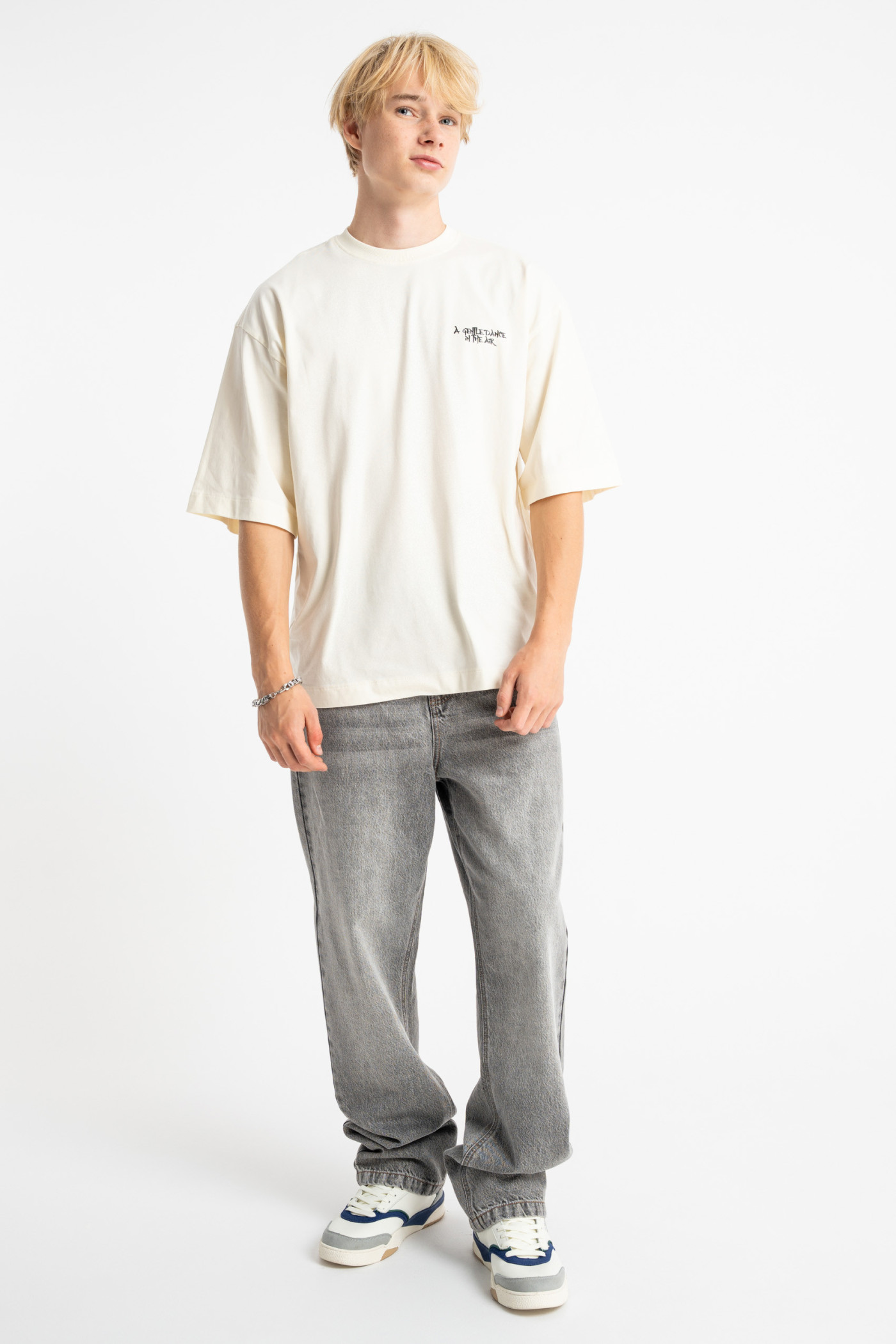 Kremowy t-shirt LOOSE z autorską grafiką z tyłu