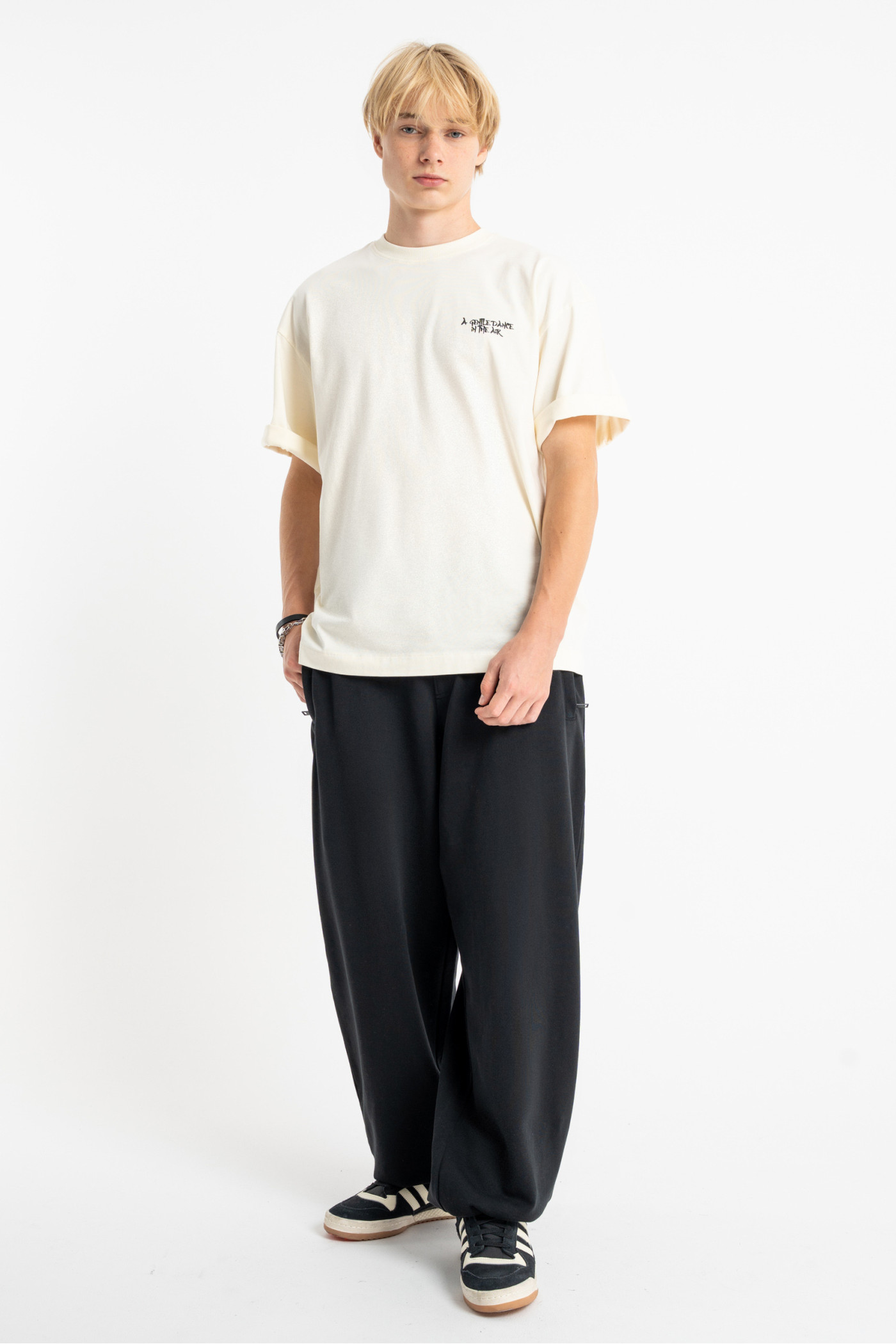 Kremowy t-shirt LOOSE z autorską grafiką z tyłu