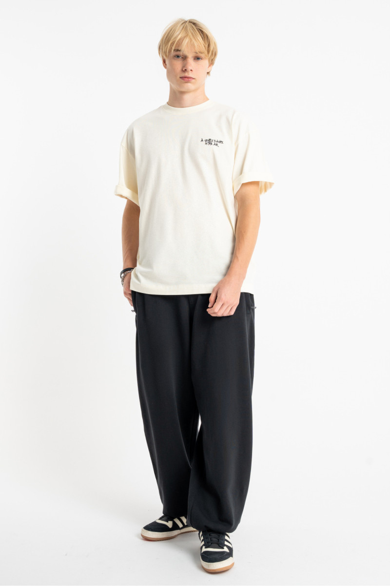 Kremowy t-shirt LOOSE z autorską grafiką z tyłu