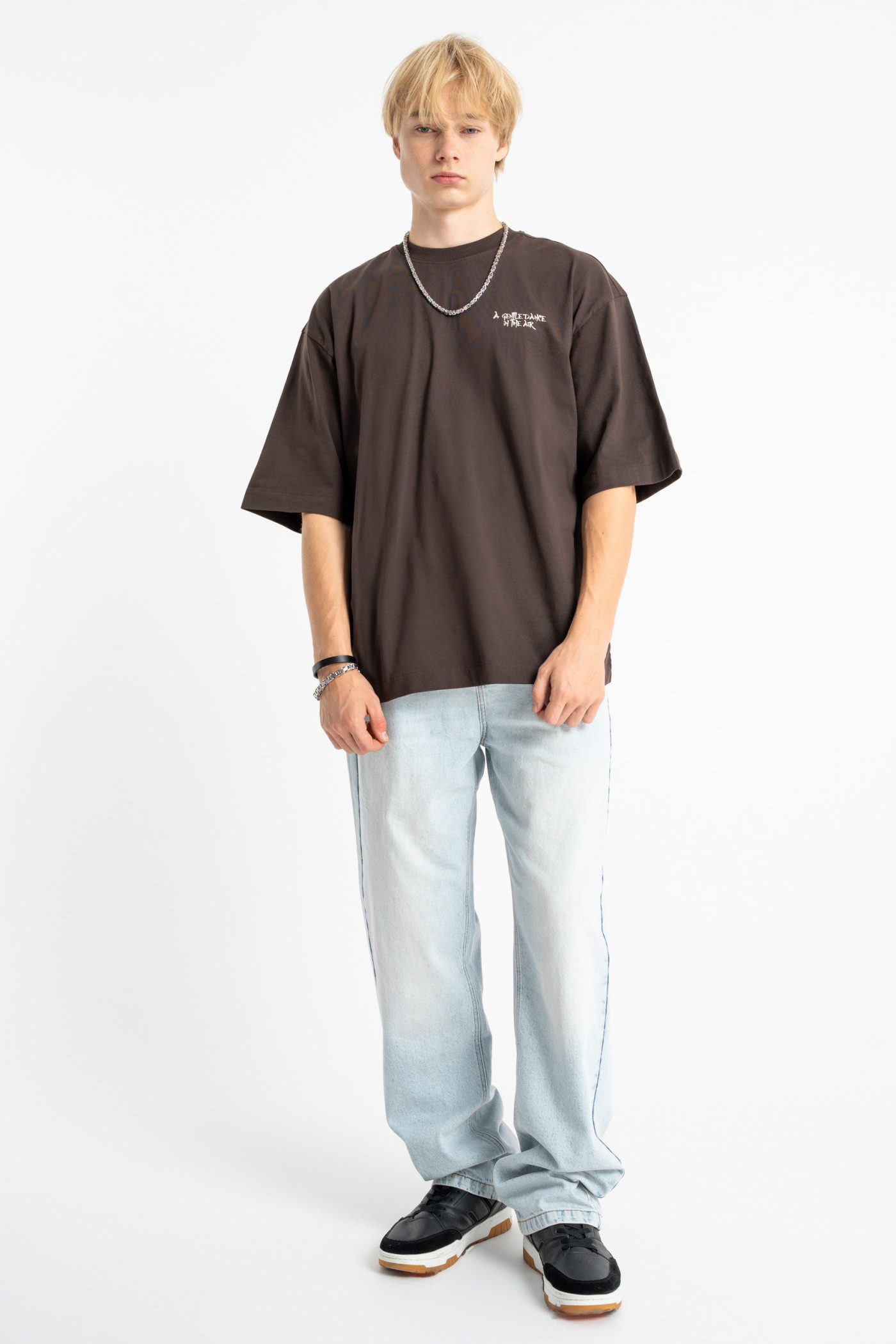 Brązowy t-shirt LOOSE z autorską grafiką z tyłu