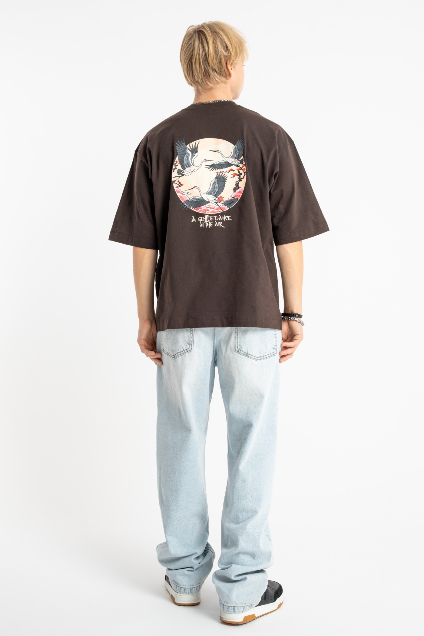 Brązowy t-shirt LOOSE z autorską grafiką z tyłu