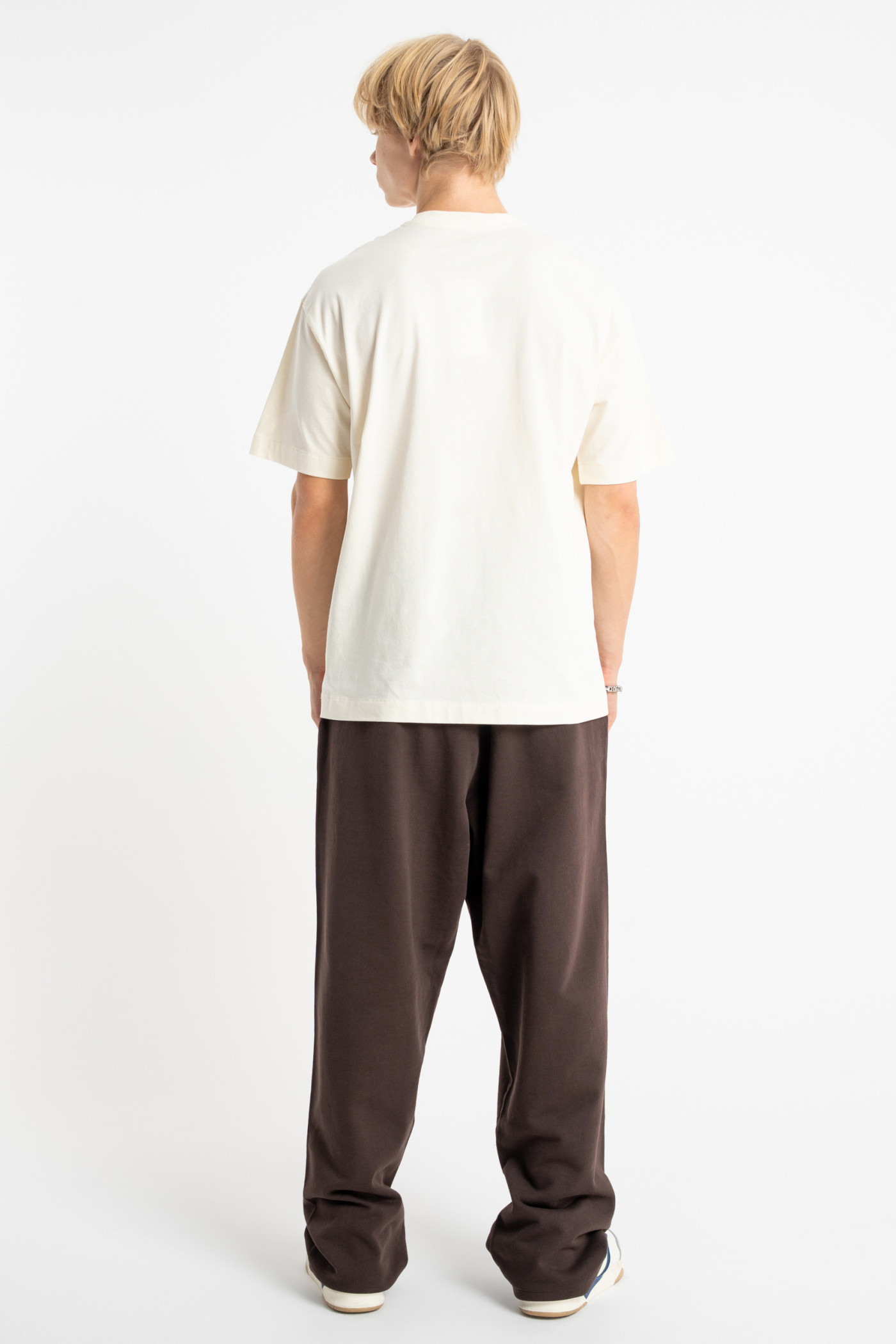 Kremowy t-shirt LOOSE z minimalistyczną grafiką z przodu