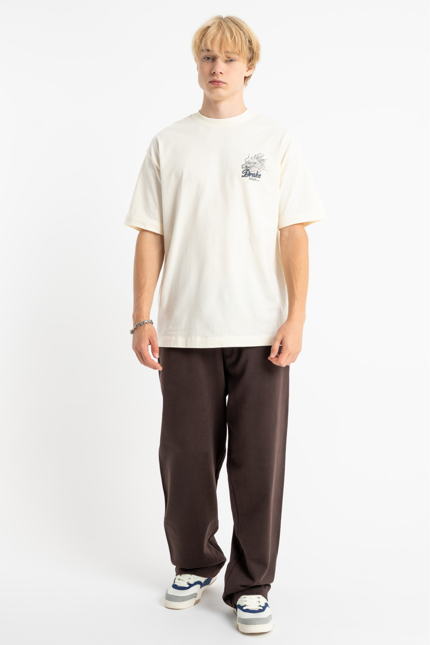 Kremowy t-shirt LOOSE z minimalistyczną grafiką z przodu