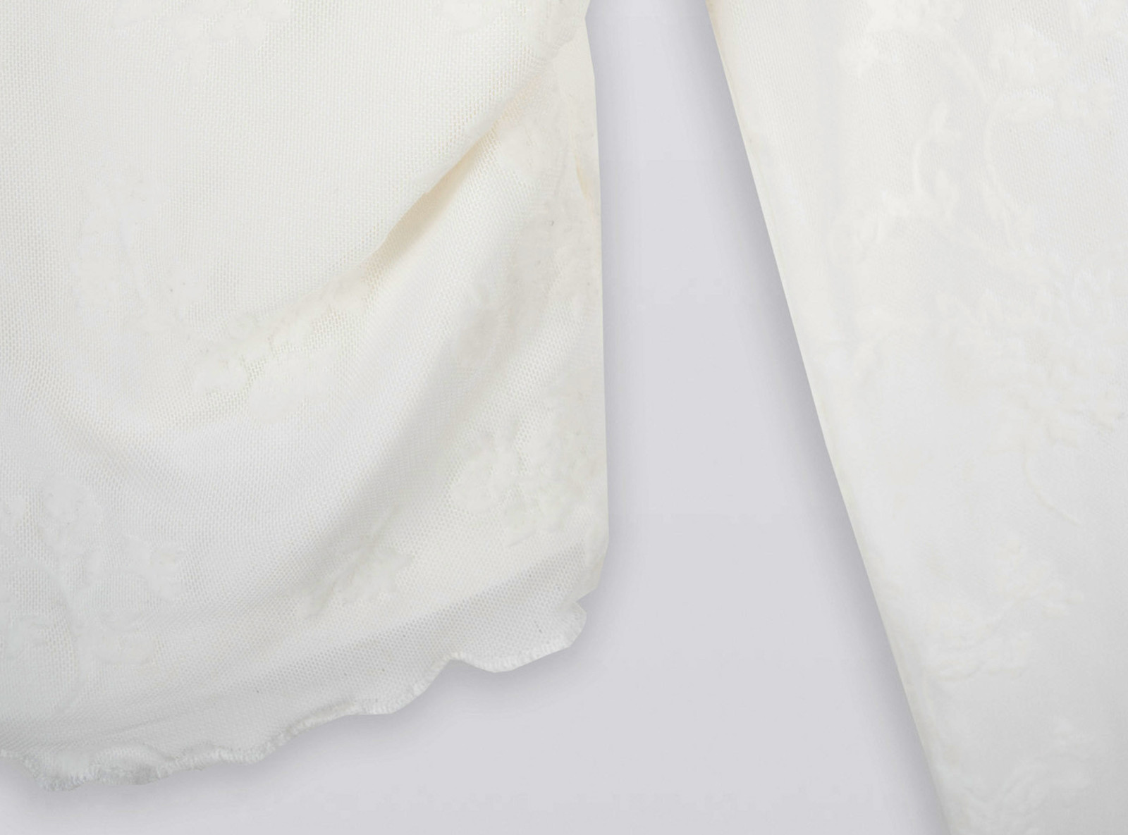 Kremowa bluzka w kwiaty z transparentnej siateczki z topem