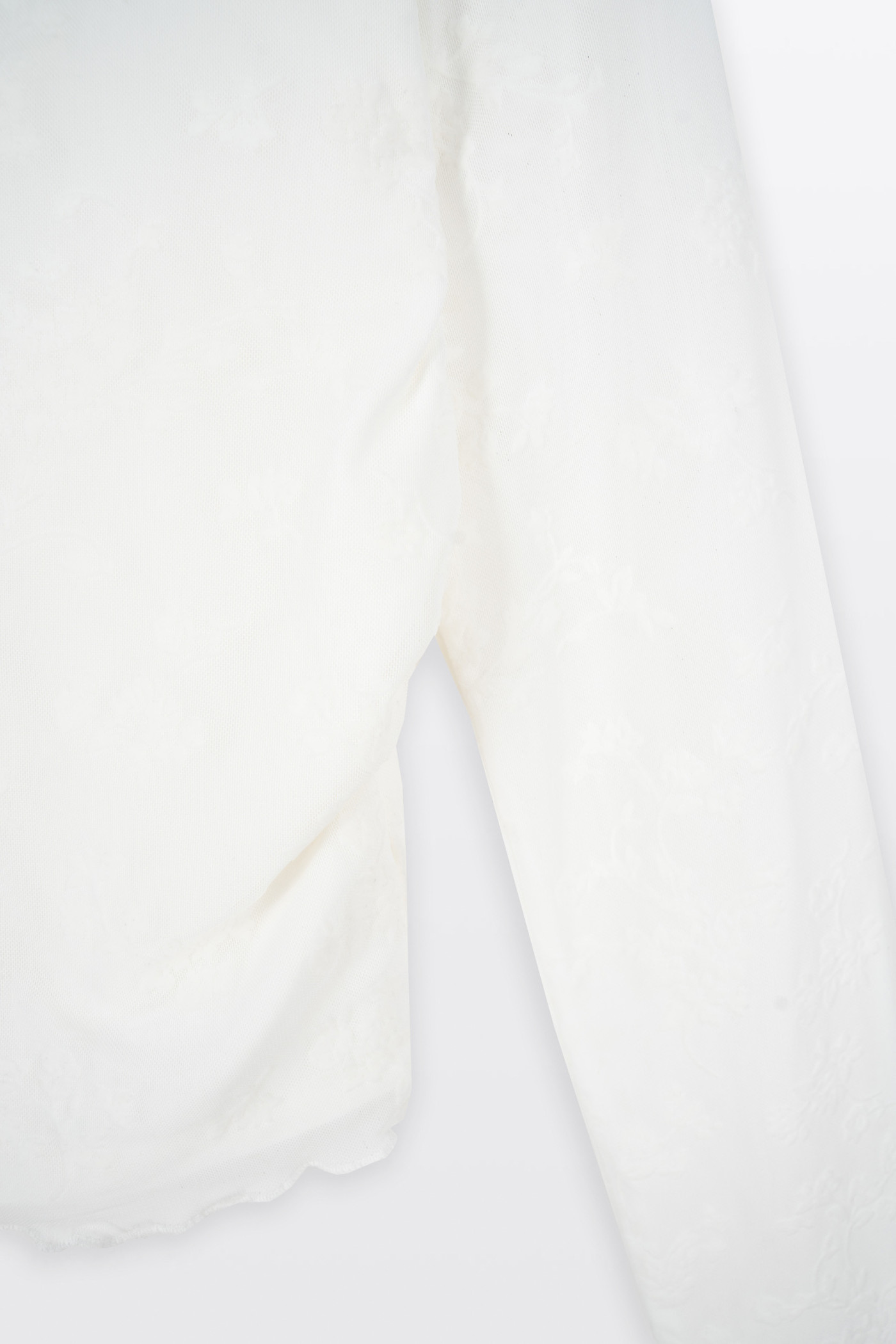 Kremowa bluzka w kwiaty z transparentnej siateczki z topem