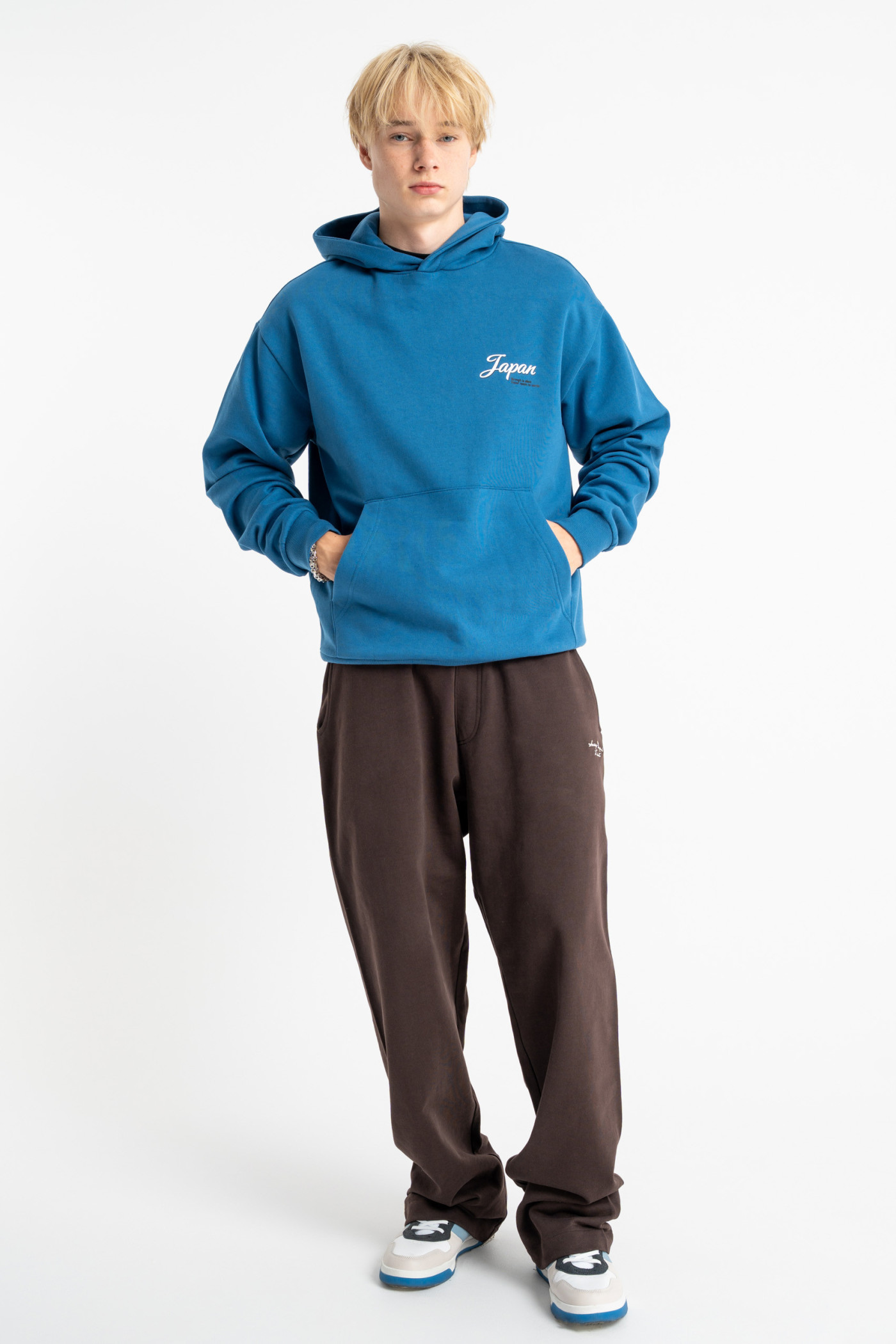 Niebieska bluza REGULAR z autorską grafiką z tyłu