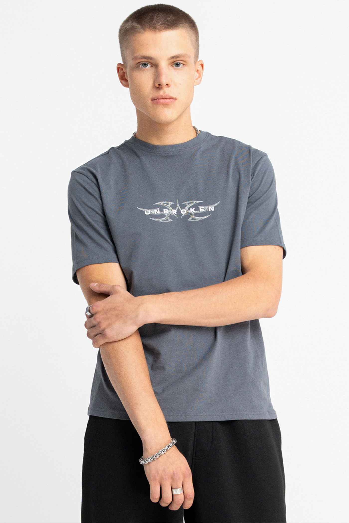 Szary t-shirt REGULAR z minimalistyczną grafiką z przodu