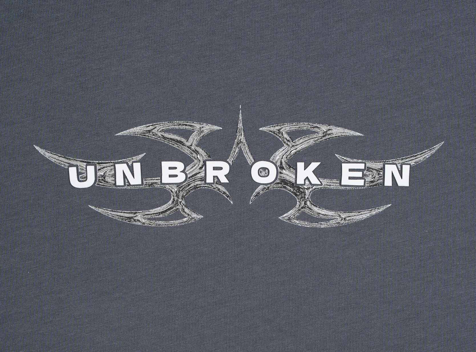 Szary t-shirt REGULAR z minimalistyczną grafiką z przodu