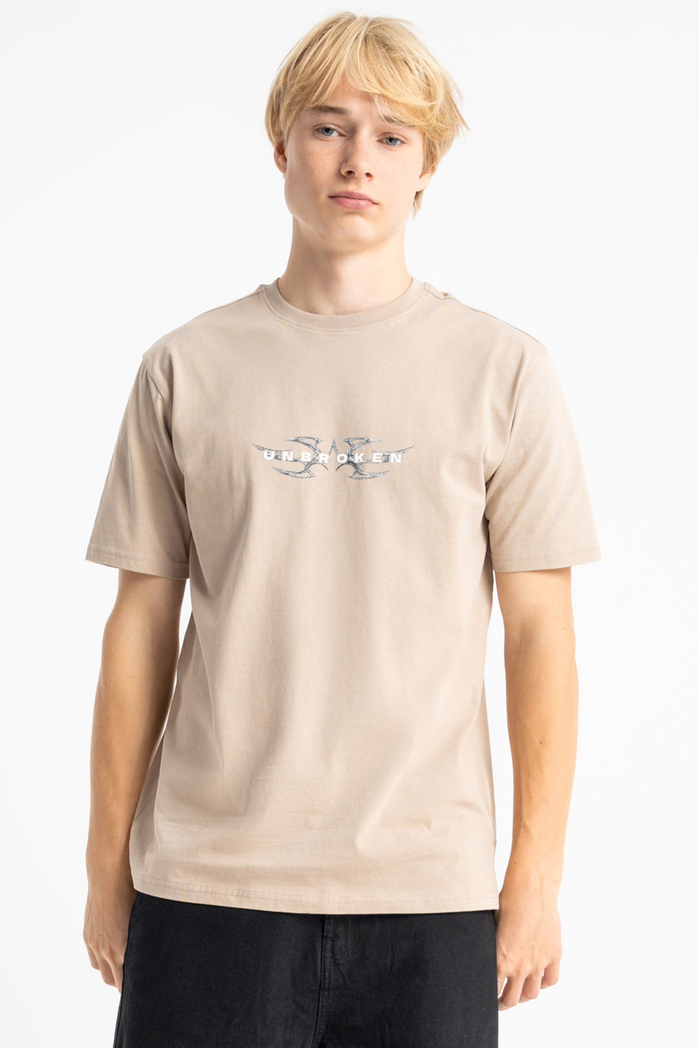 Beżowy t-shirt REGULAR z minimalistyczną grafiką z przodu