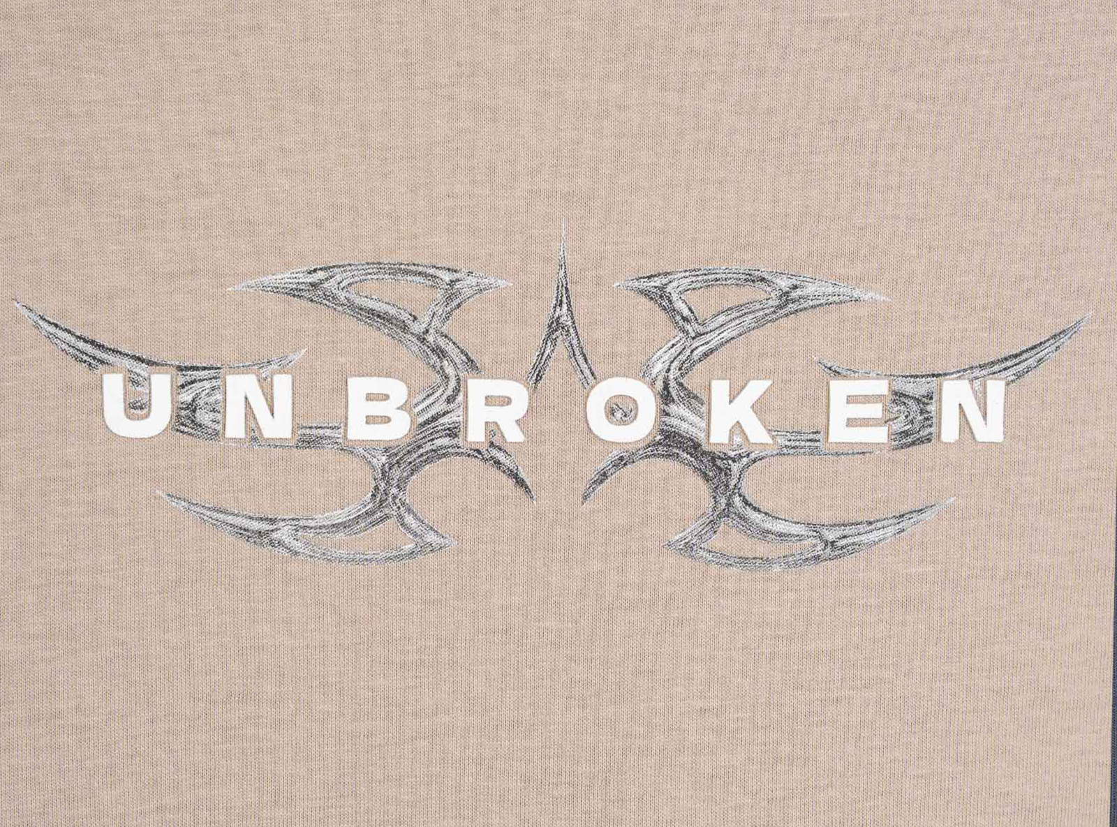 Beżowy t-shirt REGULAR z minimalistyczną grafiką z przodu