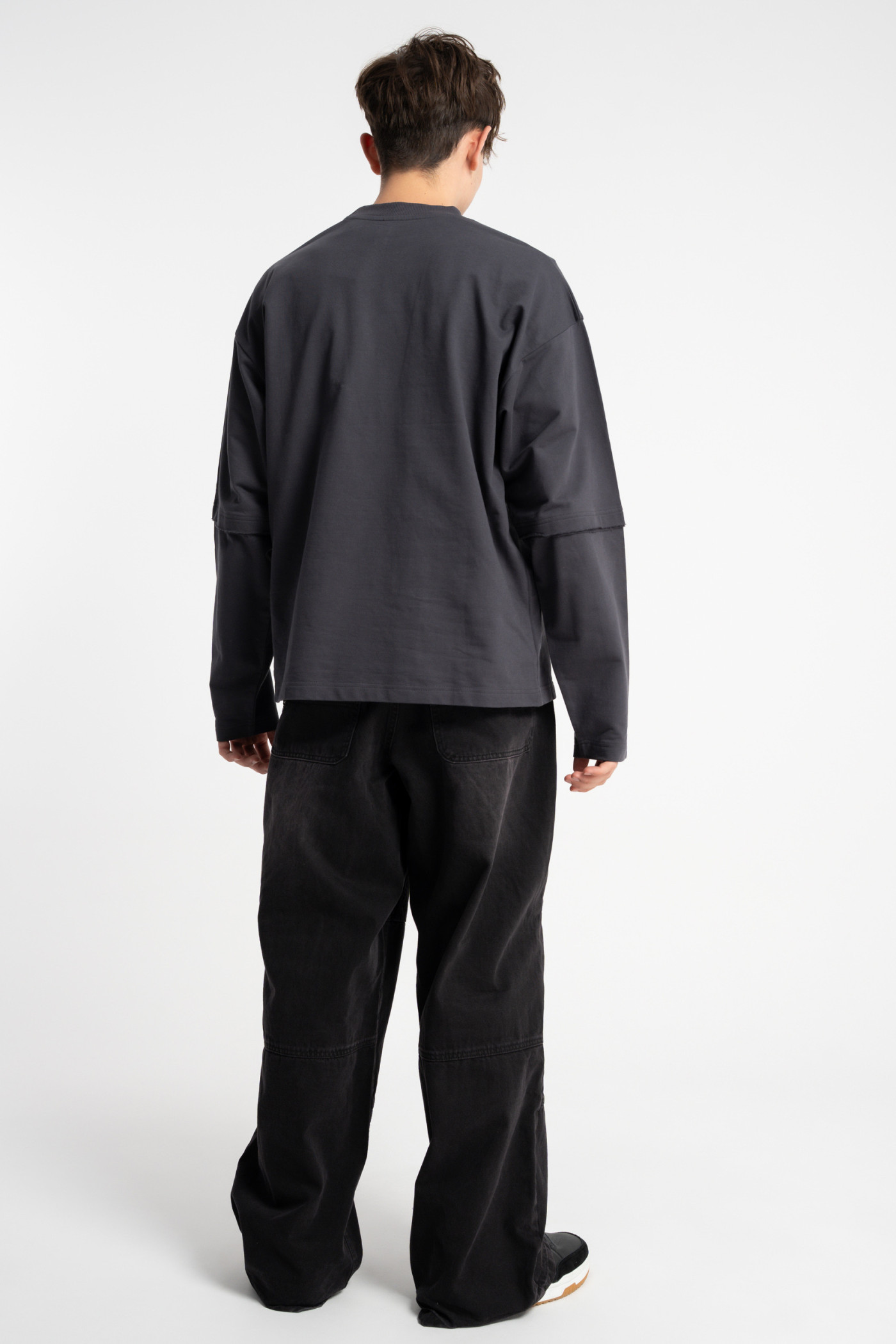 Ciemnoszary longsleeve z autorską grafiką z przodu