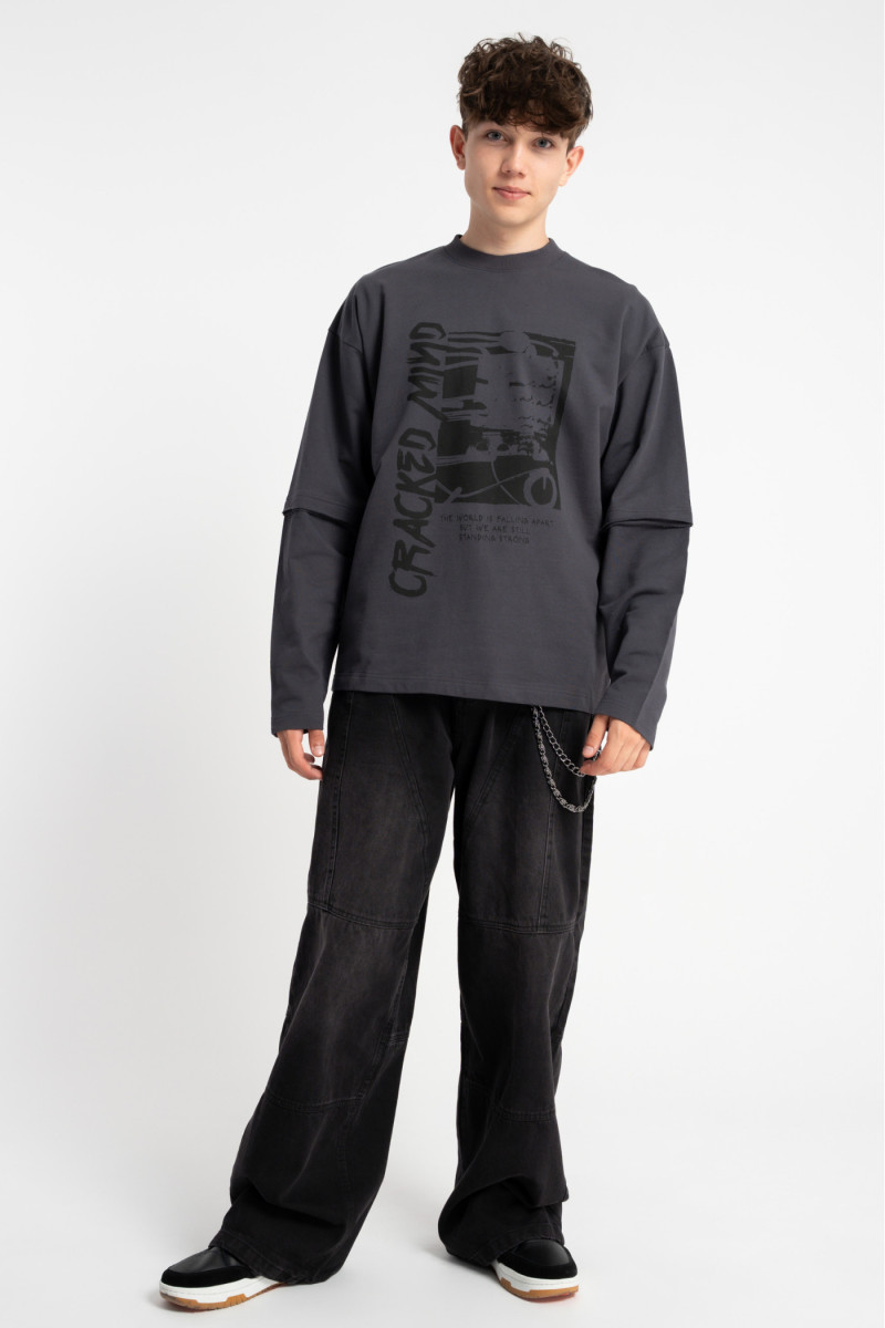 Ciemnoszary longsleeve z autorską grafiką z przodu