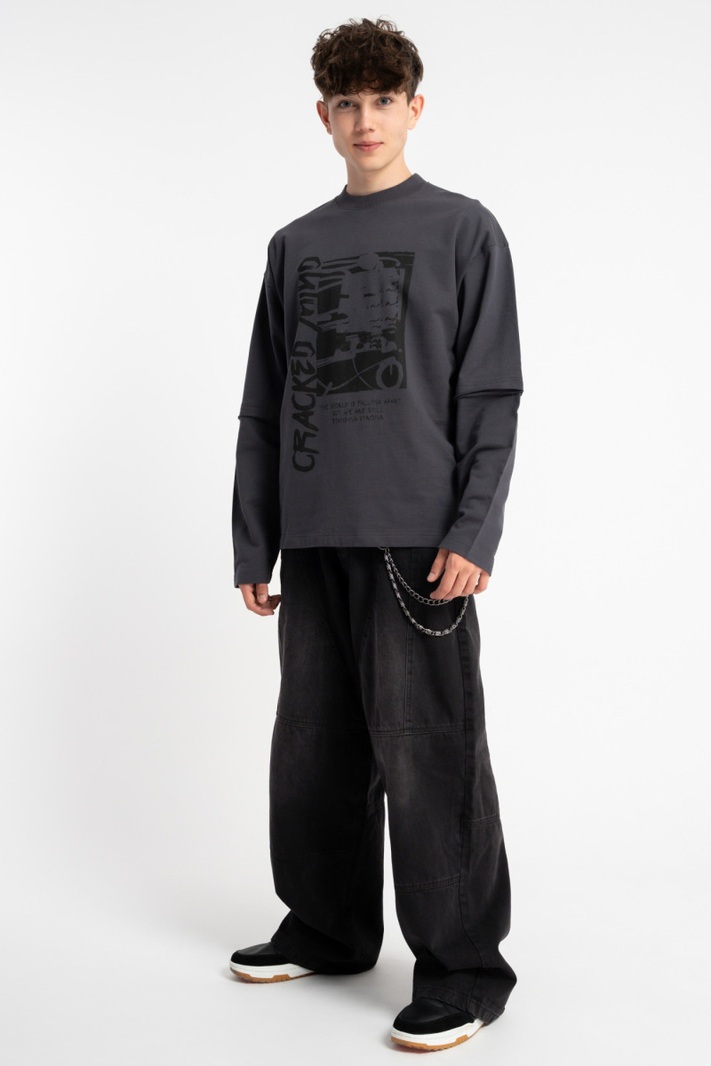 Ciemnoszary longsleeve z autorską grafiką z przodu