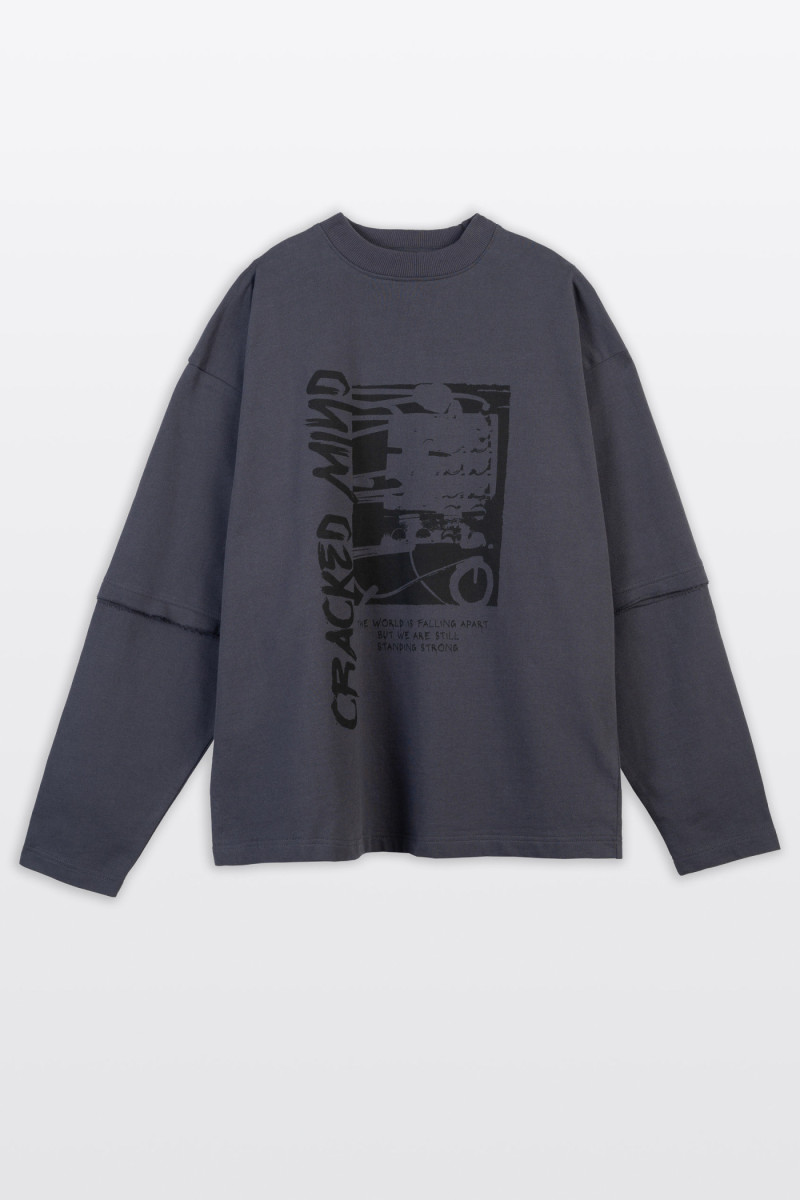 Ciemnoszary longsleeve z autorską grafiką z przodu