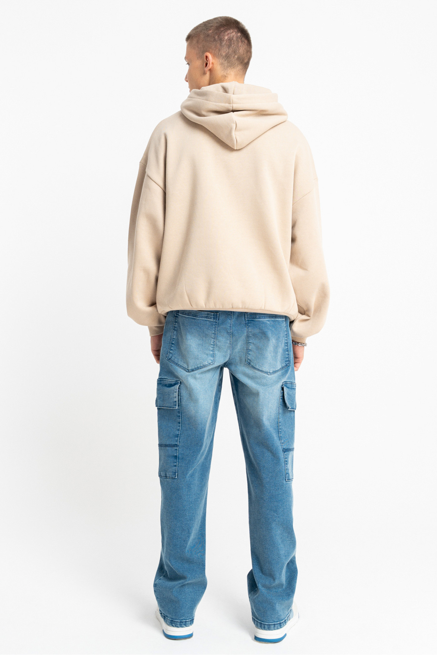 Beżowa bluza REGULAR z minimalistycznym haftem z przodu