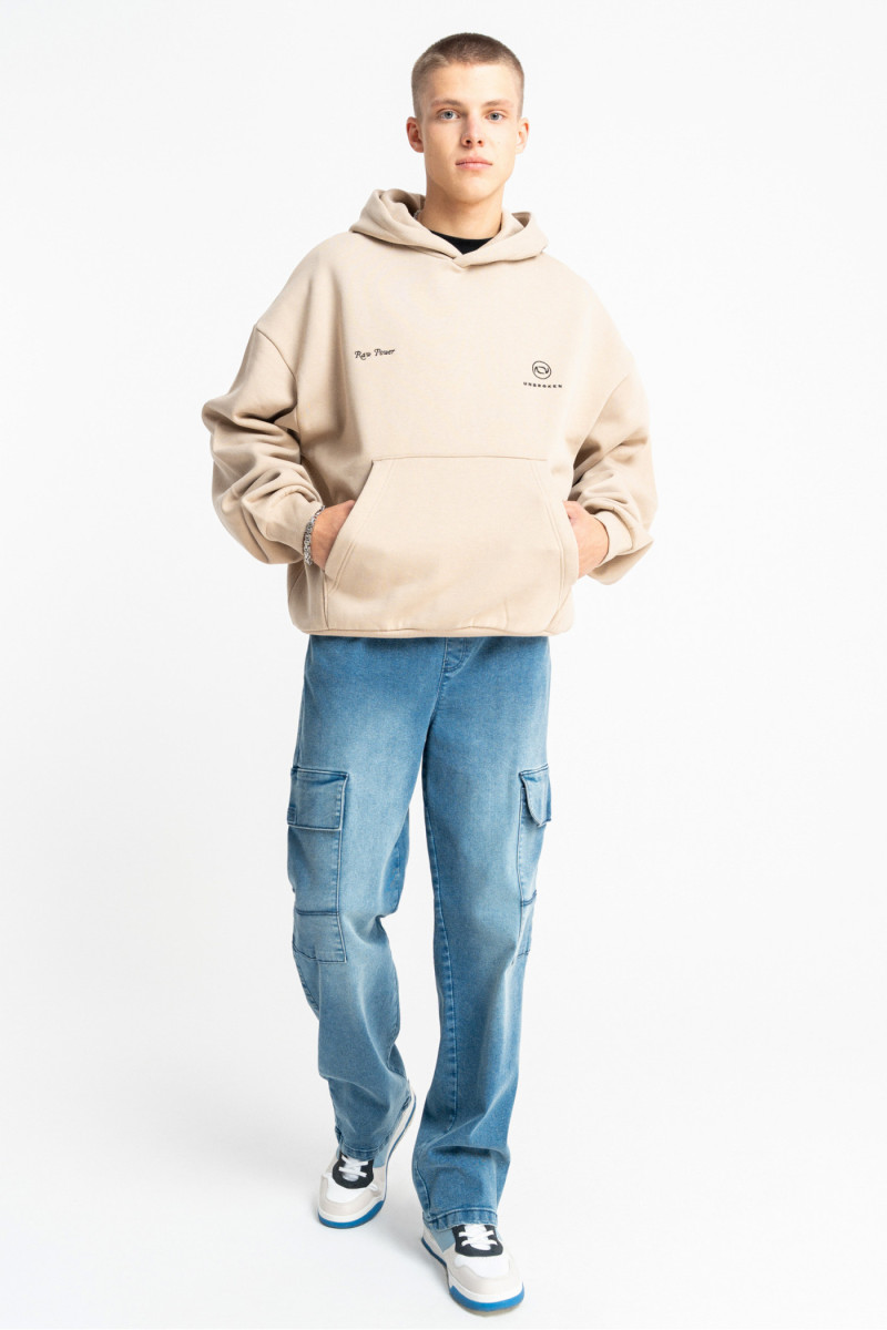 Beżowa bluza REGULAR z minimalistycznym haftem z przodu