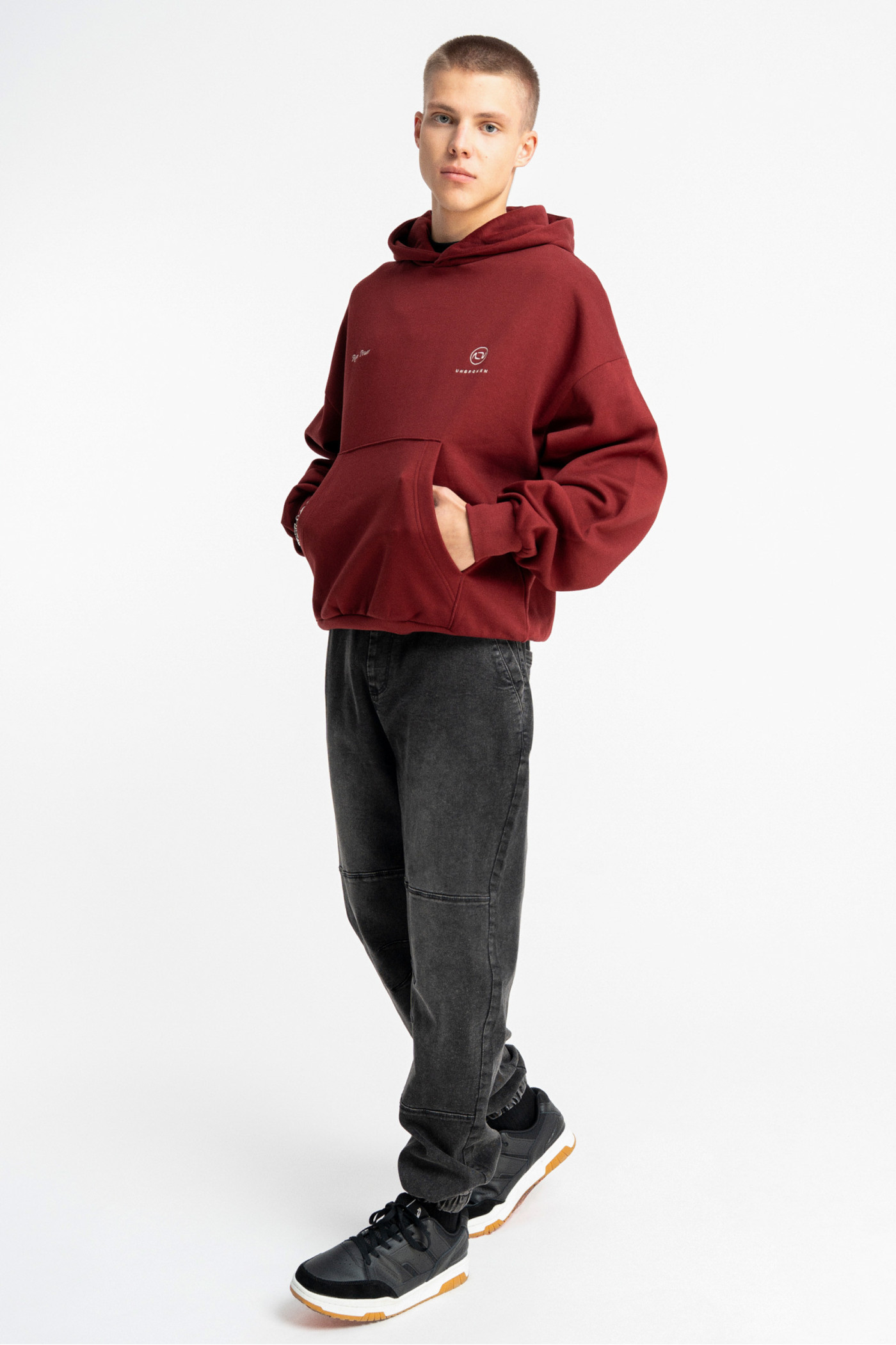 Bordowa bluza REGULAR z minimalistycznym haftem z przodu