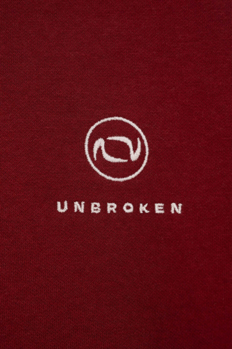 Bordowa bluza REGULAR z minimalistycznym haftem z przodu