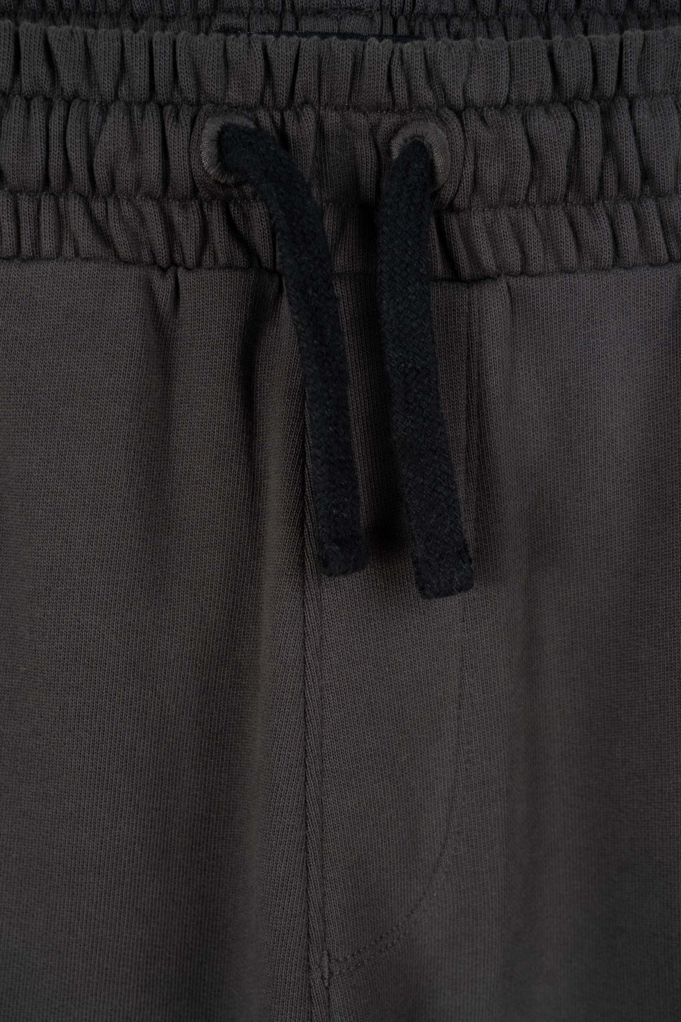 Ciemnoszare spodnie dresowe OVERSIZE z nadrukiem na nogawce