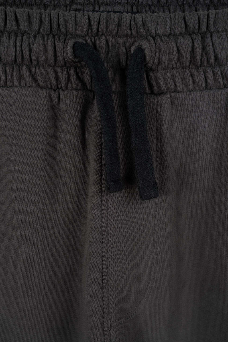 Ciemnoszare spodnie dresowe OVERSIZE z nadrukiem na nogawce