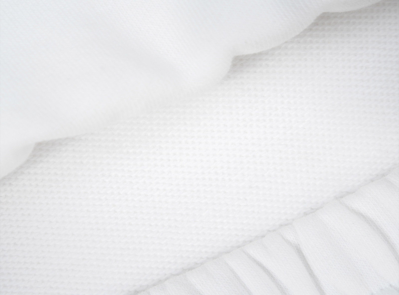 Białe spodnie dresowe STRAIGHT z modnymi przeszyciami