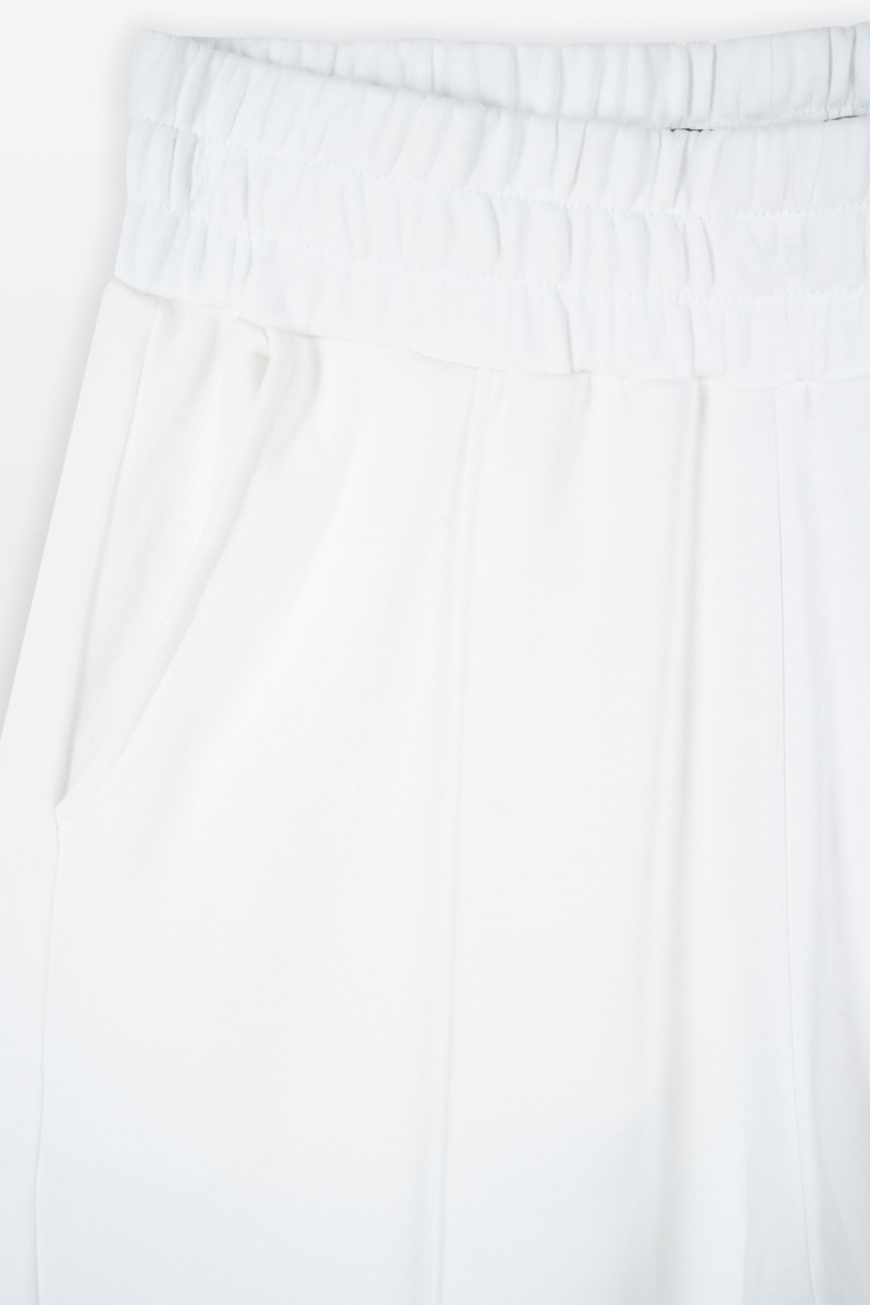 Białe spodnie dresowe STRAIGHT z modnymi przeszyciami