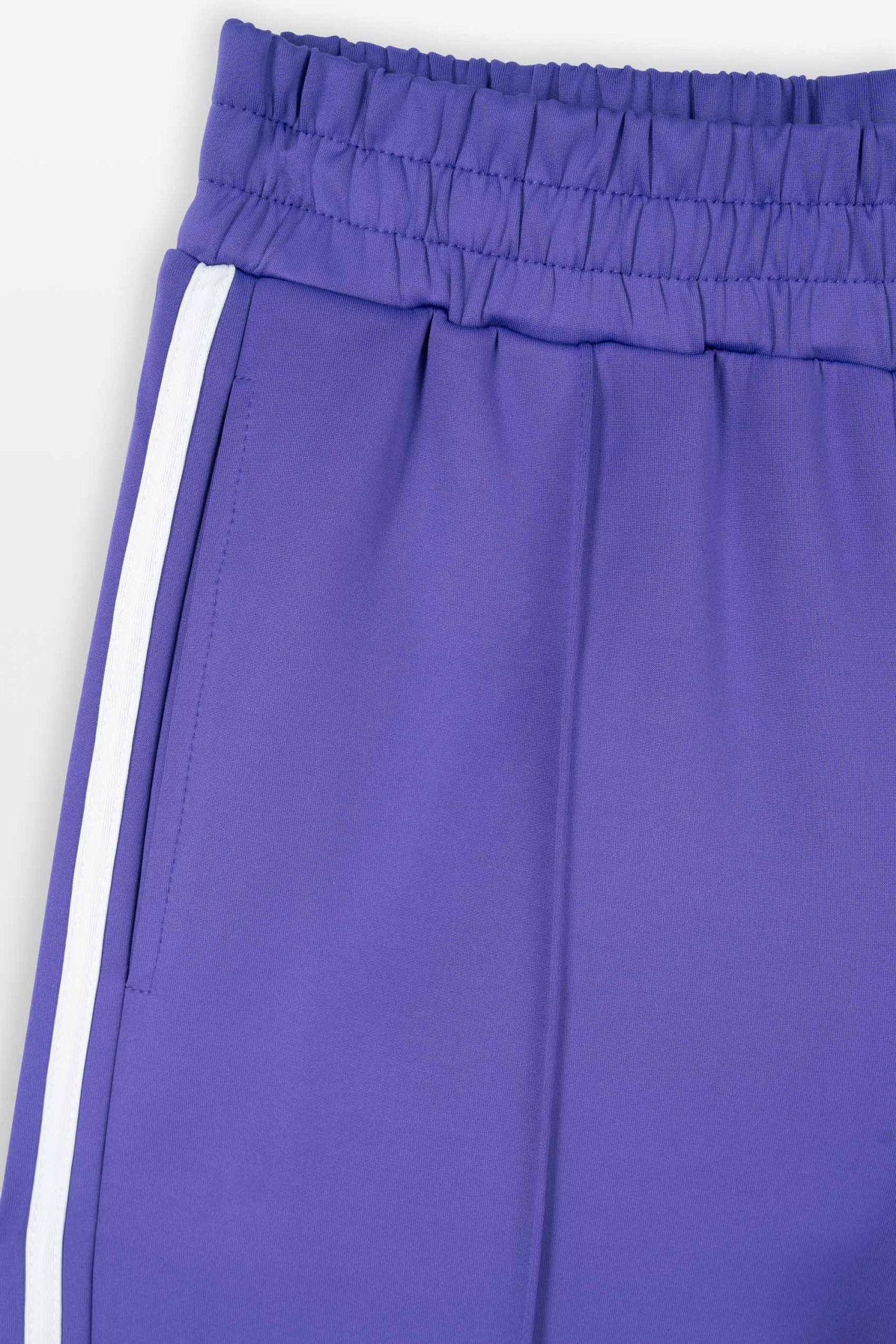 Fioletowe spodnie dresowe z lampasami