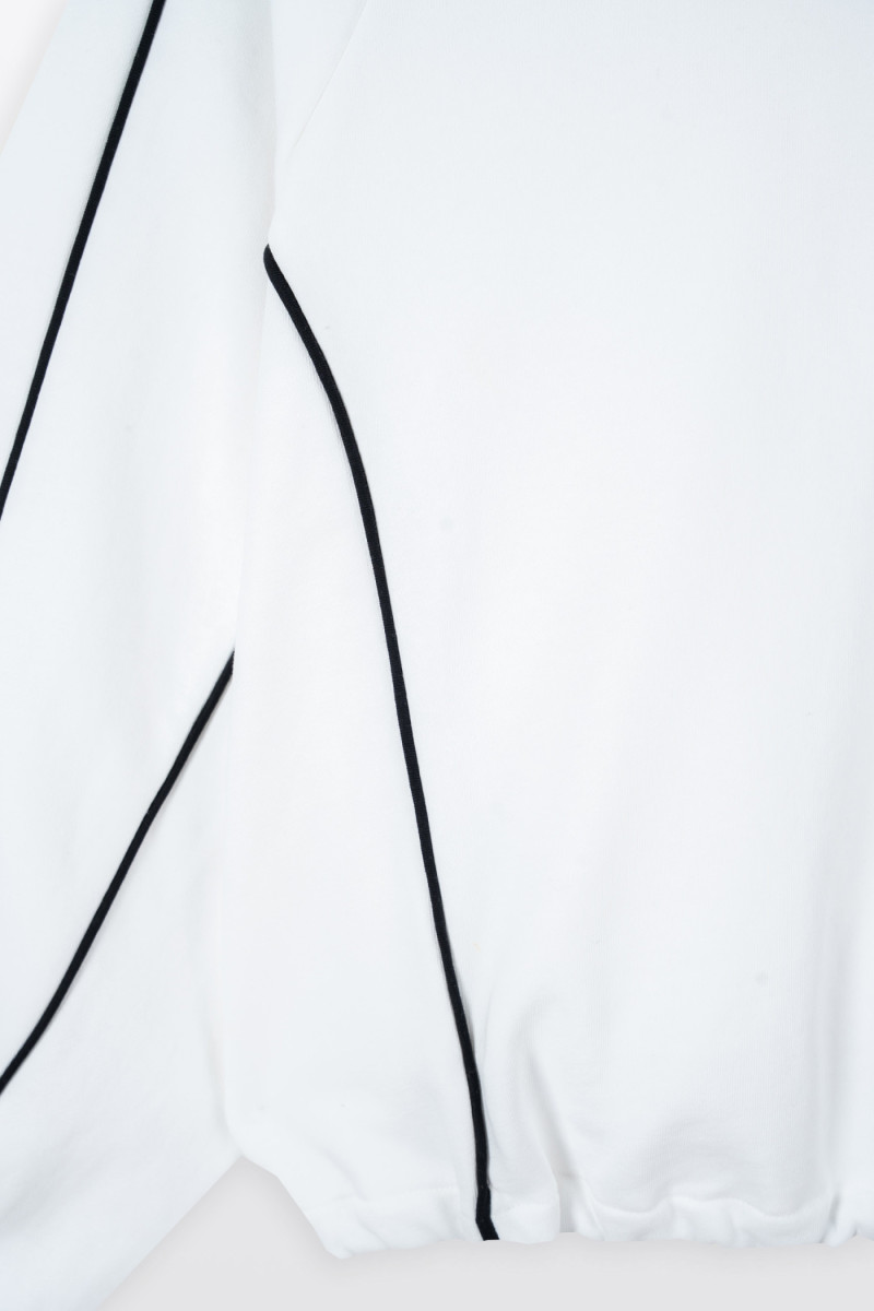 Biała bluza BOXY z kapturem z kontrastową lamówką