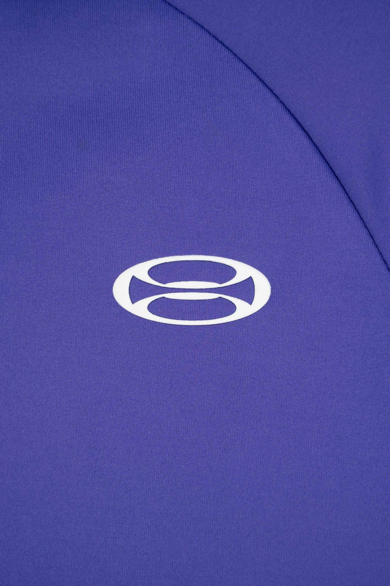 Fioletowa bluza z kontrastowymi lampasami na rękawach