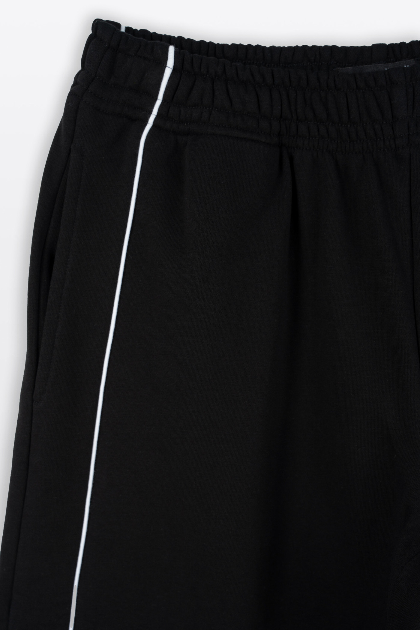 Czarne spodnie dresowe WIDE LEG z kontrastowymi wypustkami podkreślające cięcia