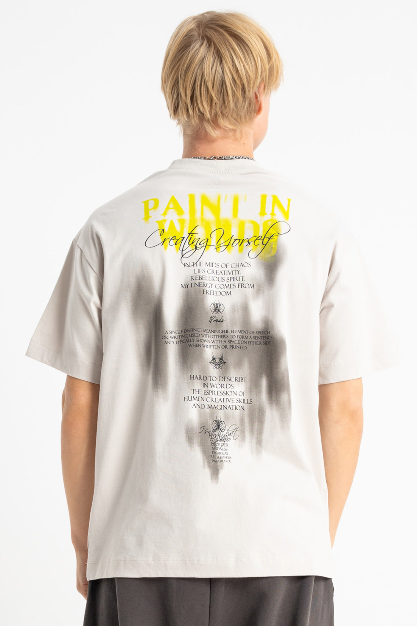 Jasnobeżowy t-shirt LOOSE z autorską grafiką z tyłu