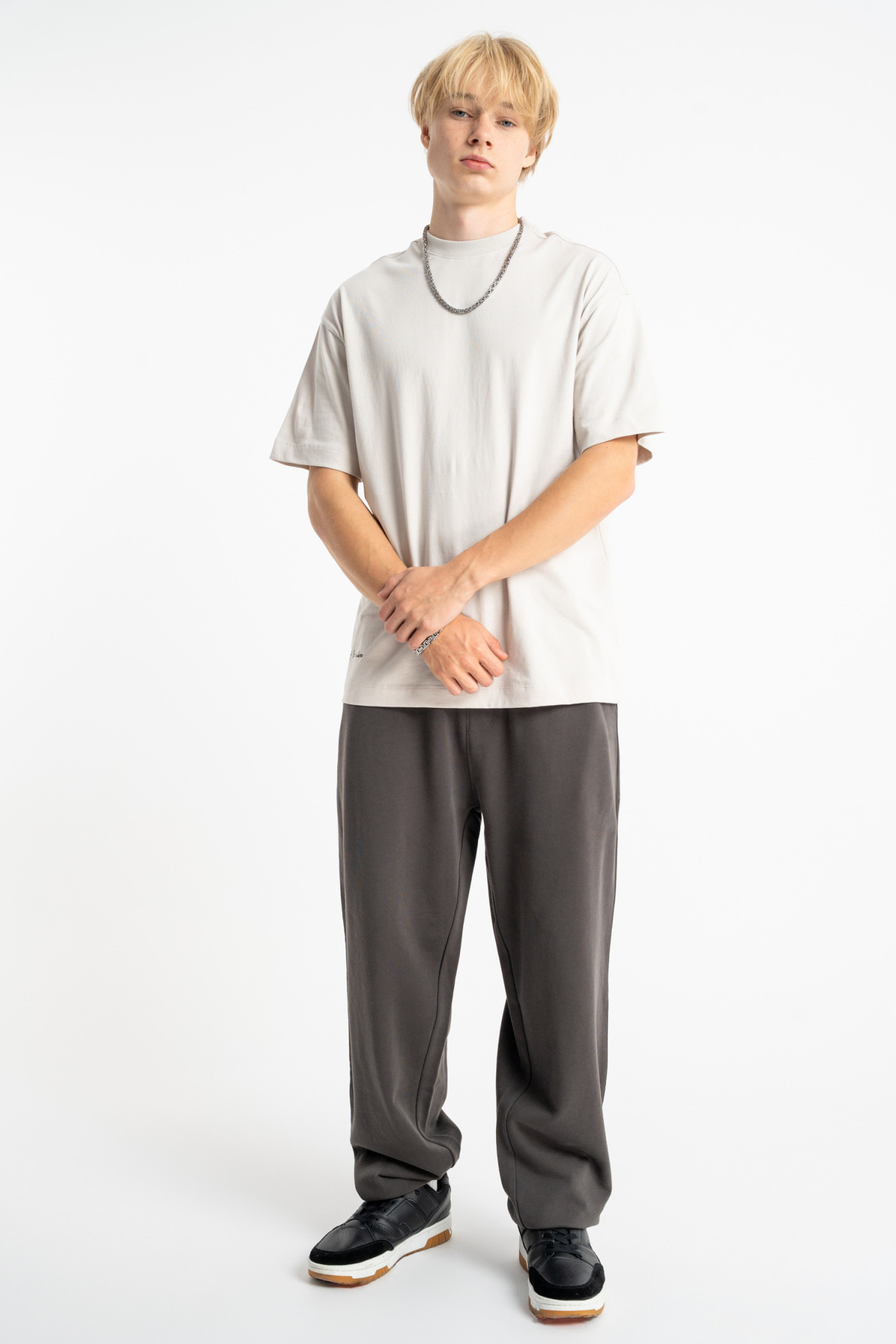 Jasnobeżowy t-shirt LOOSE z autorską grafiką z tyłu