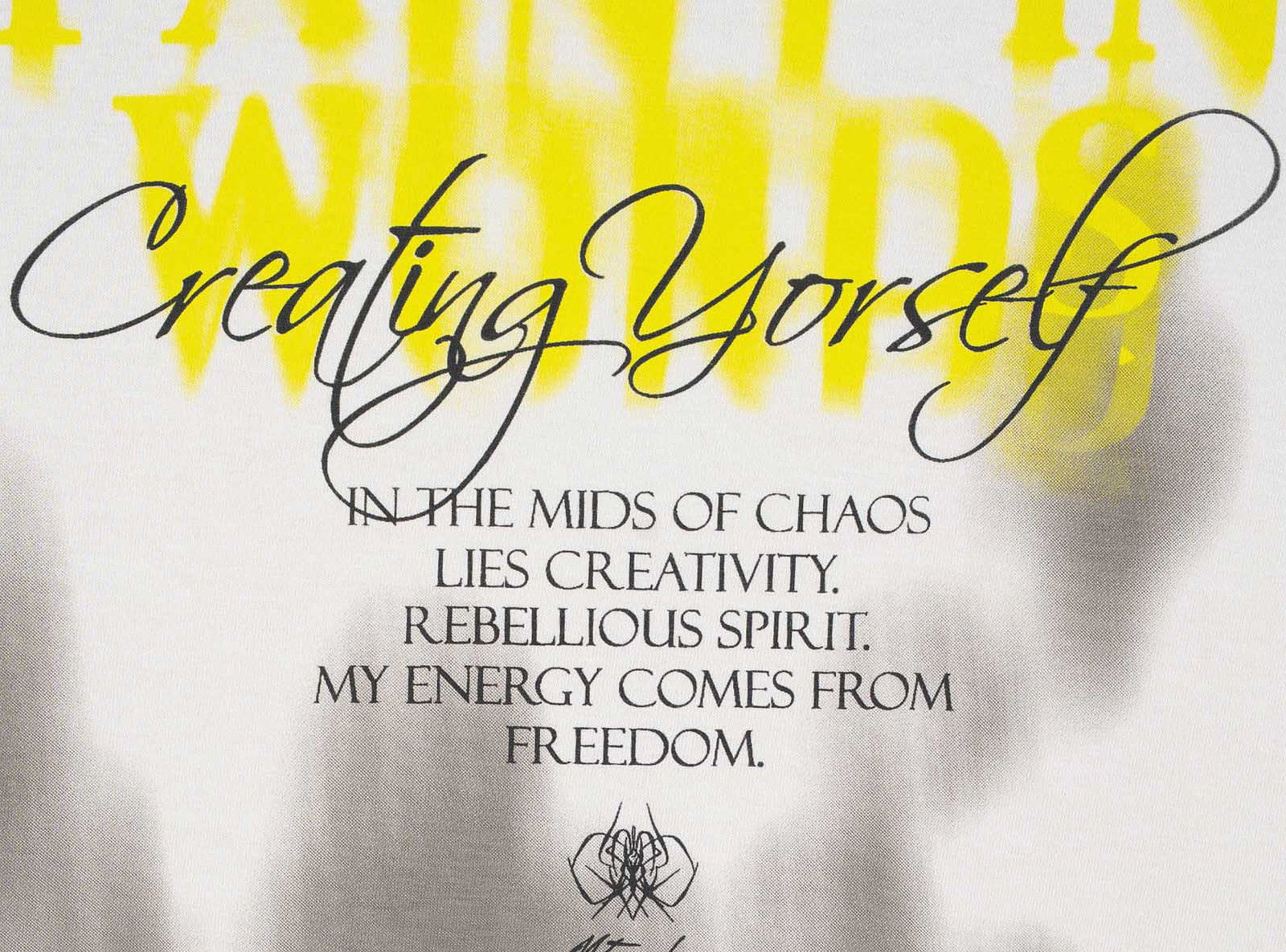 Jasnobeżowy t-shirt LOOSE z autorską grafiką z tyłu