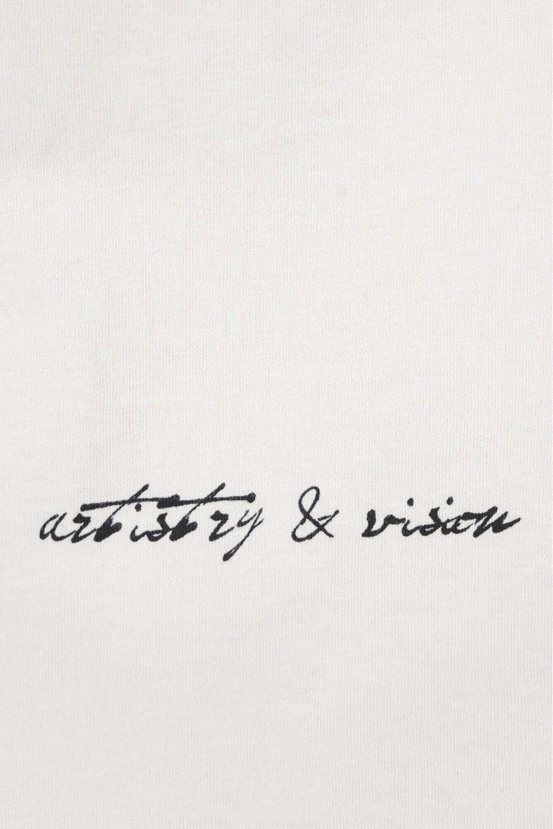 Jasnobeżowy t-shirt LOOSE z autorską grafiką z tyłu