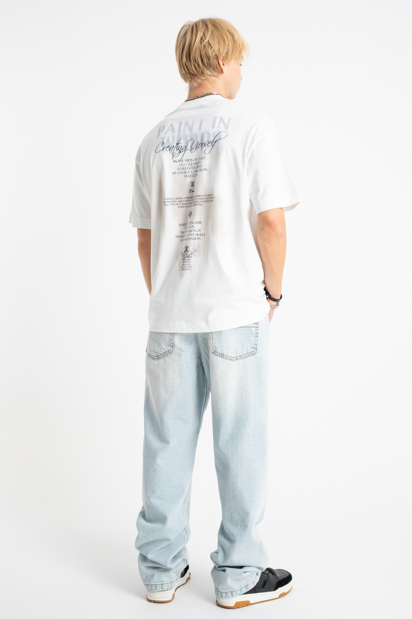 Biały t-shirt LOOSE z autorską grafiką z tyłu