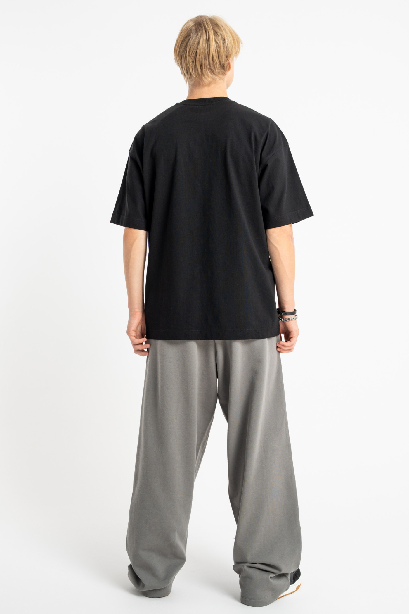 Czarny t-shirt OVERSIZE z autorską grafiką z przodu