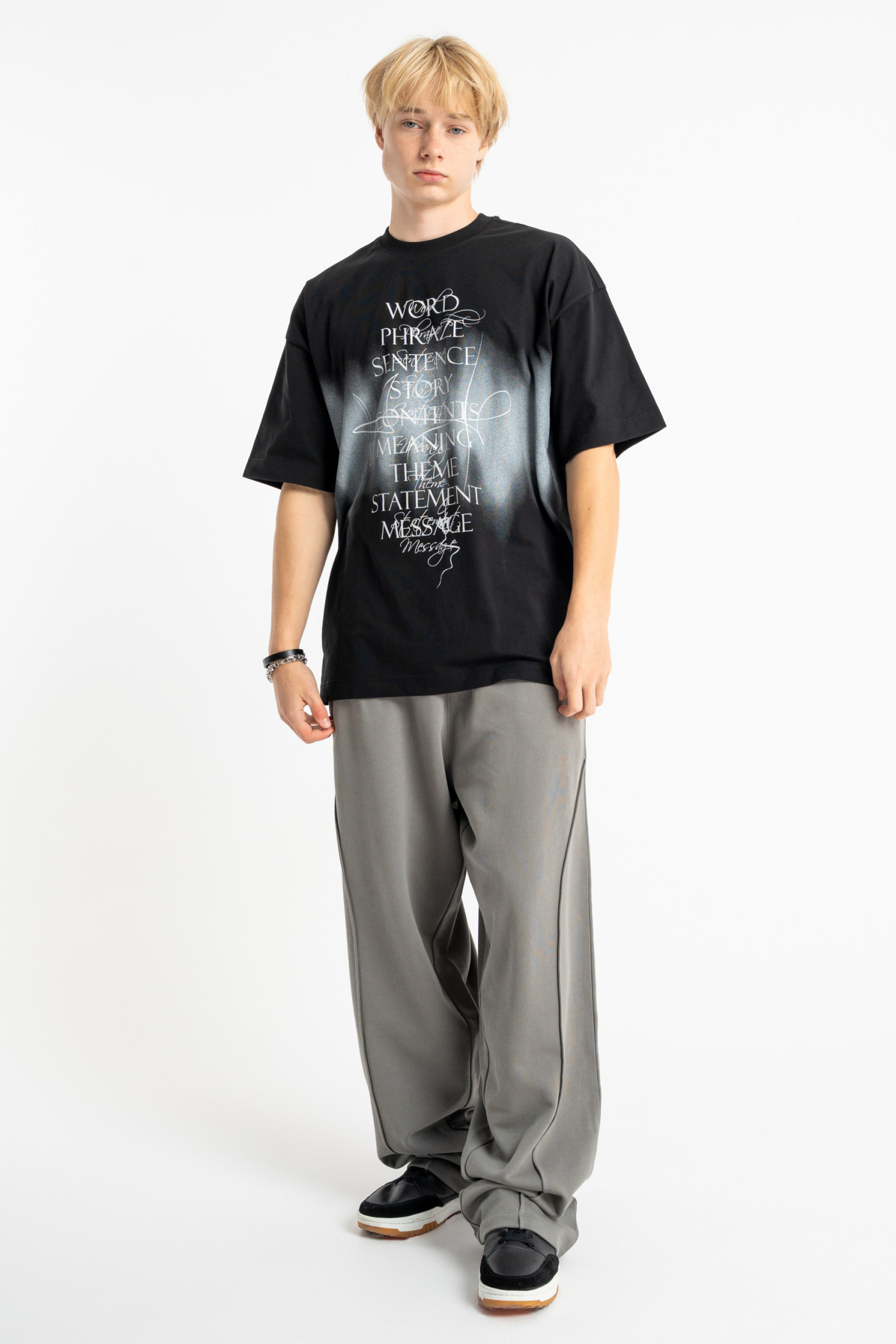 Czarny t-shirt OVERSIZE z autorską grafiką z przodu