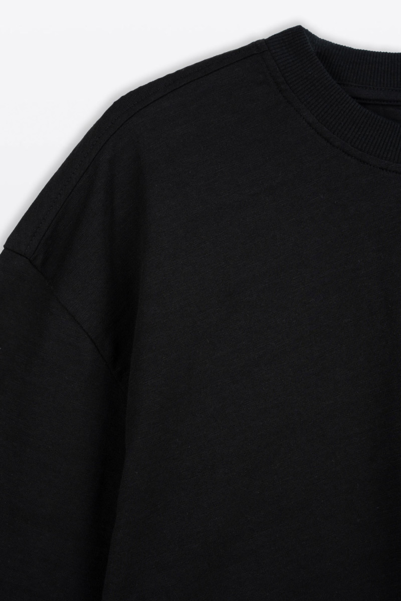 Czarny t-shirt LOOSE z autorską grafiką z tyłu