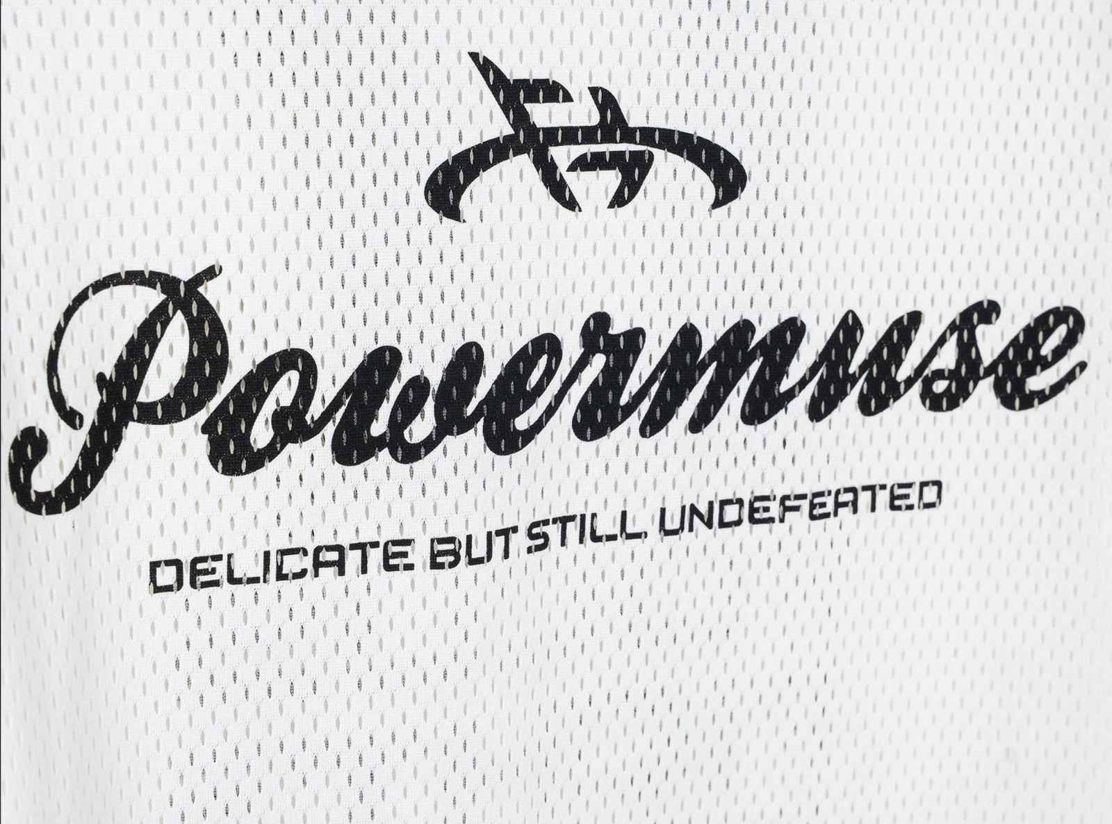 Biały t-shirt w stylu sportowym z siatki