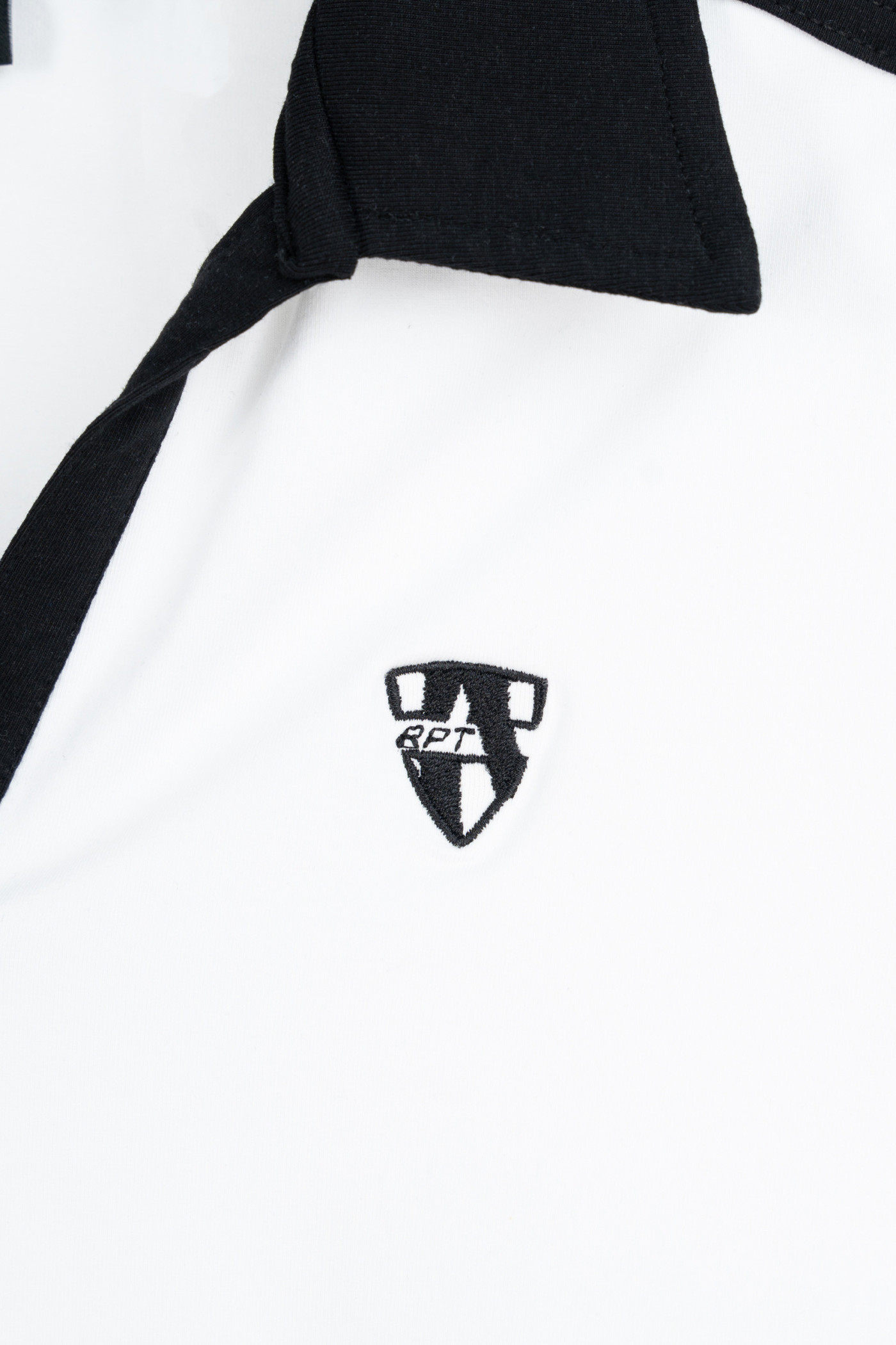 Biała bluzka z kontrastowym wykończeniem