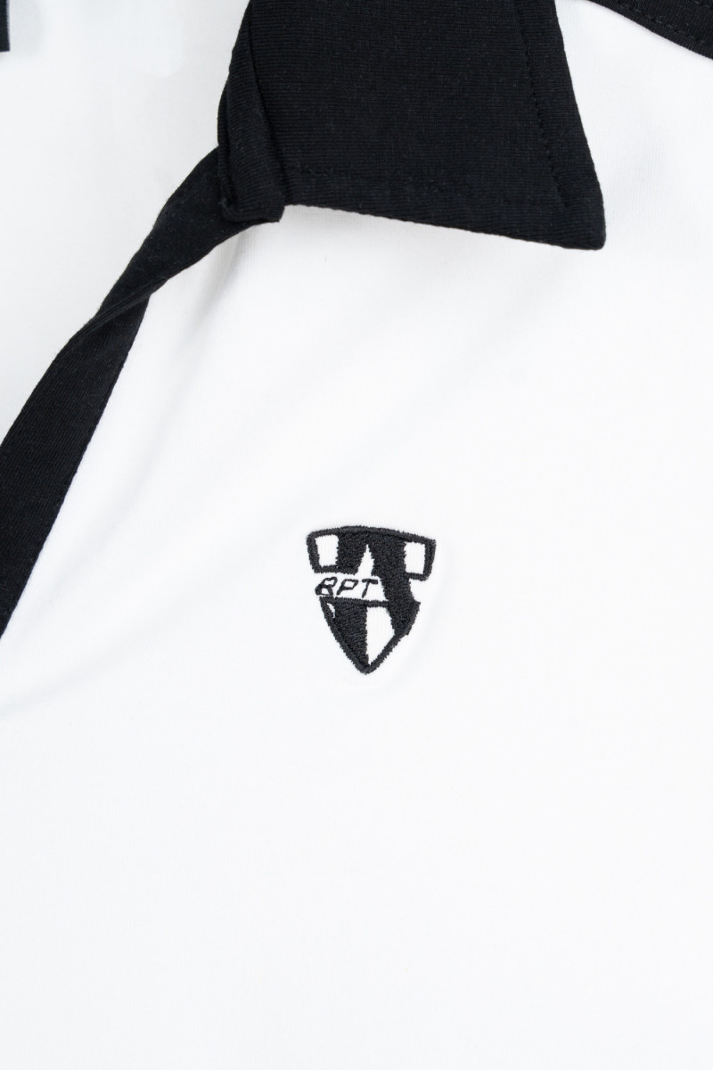 Biała bluzka z kontrastowym wykończeniem