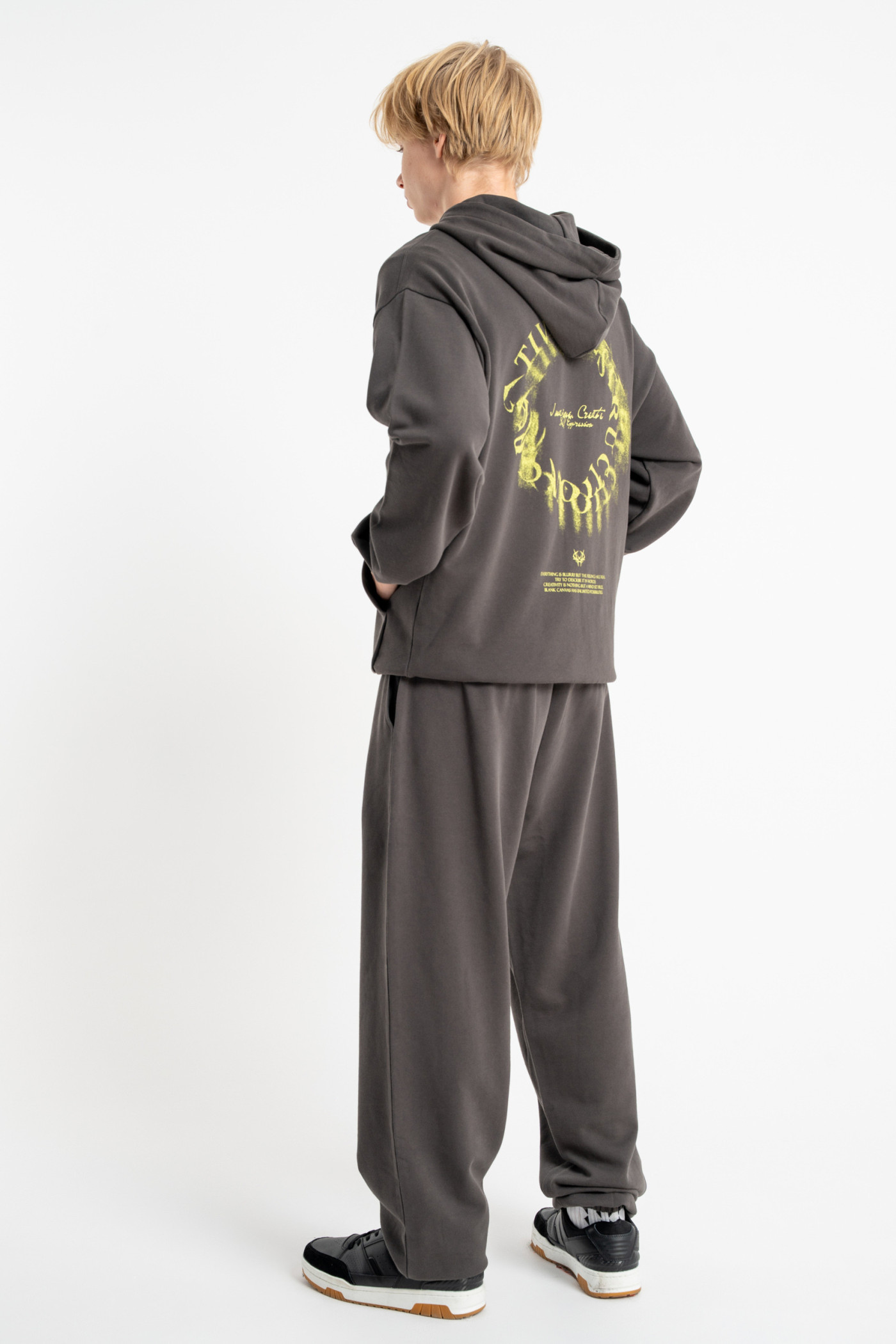 Ciemnoszara bluza REGULAR z kapturem z autorska grafiką z tyłu