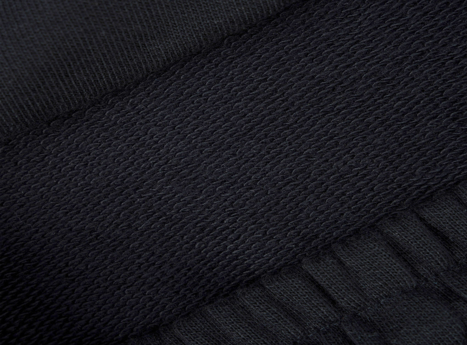 Czarne spodnie dresowe REGULAR z minimalistycznym nadrukiem