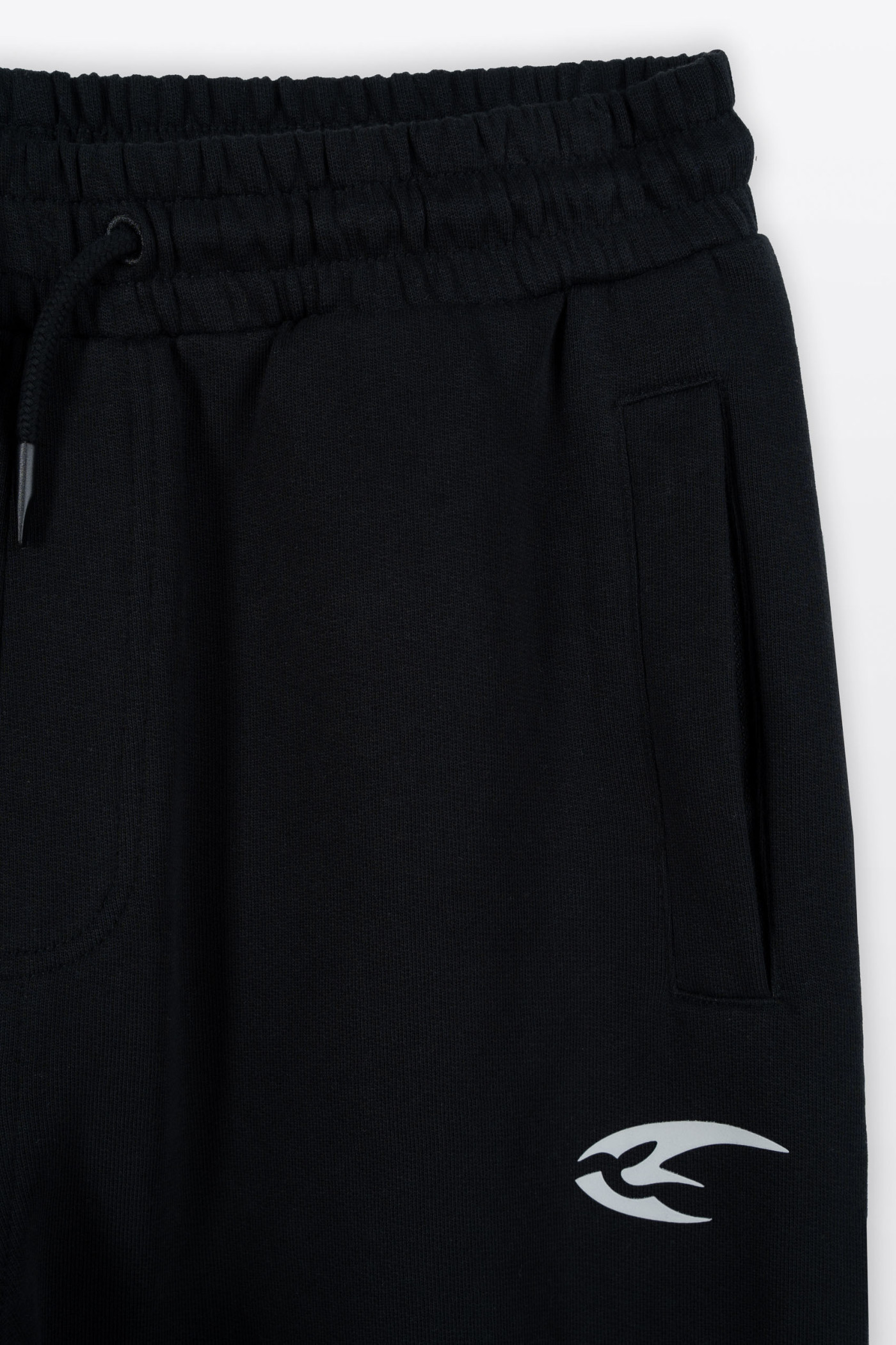 Czarne spodnie dresowe REGULAR z minimalistycznym nadrukiem