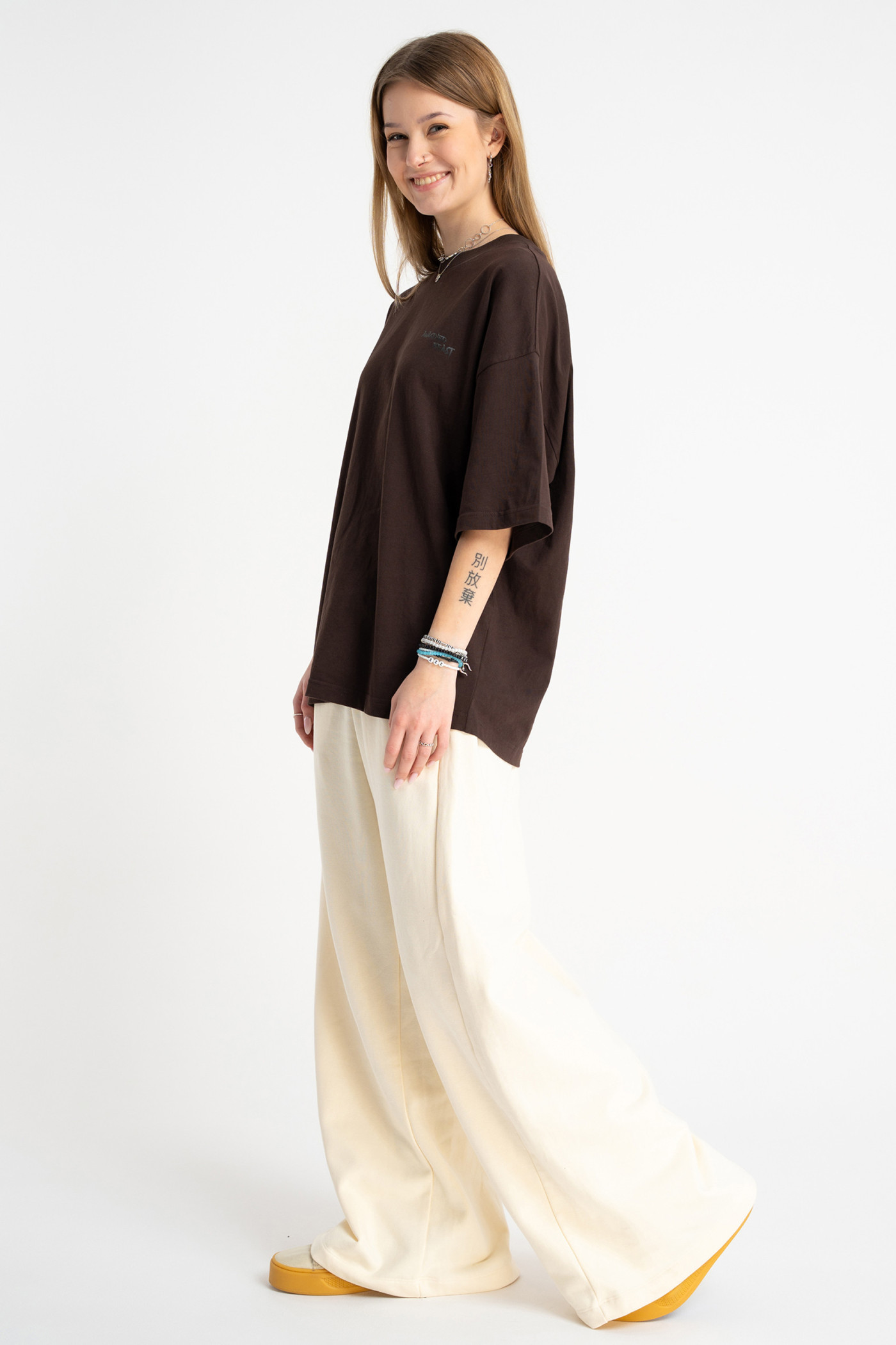 Brązowy t-shirt OVERSIZE z autorską grafiką z tyłu