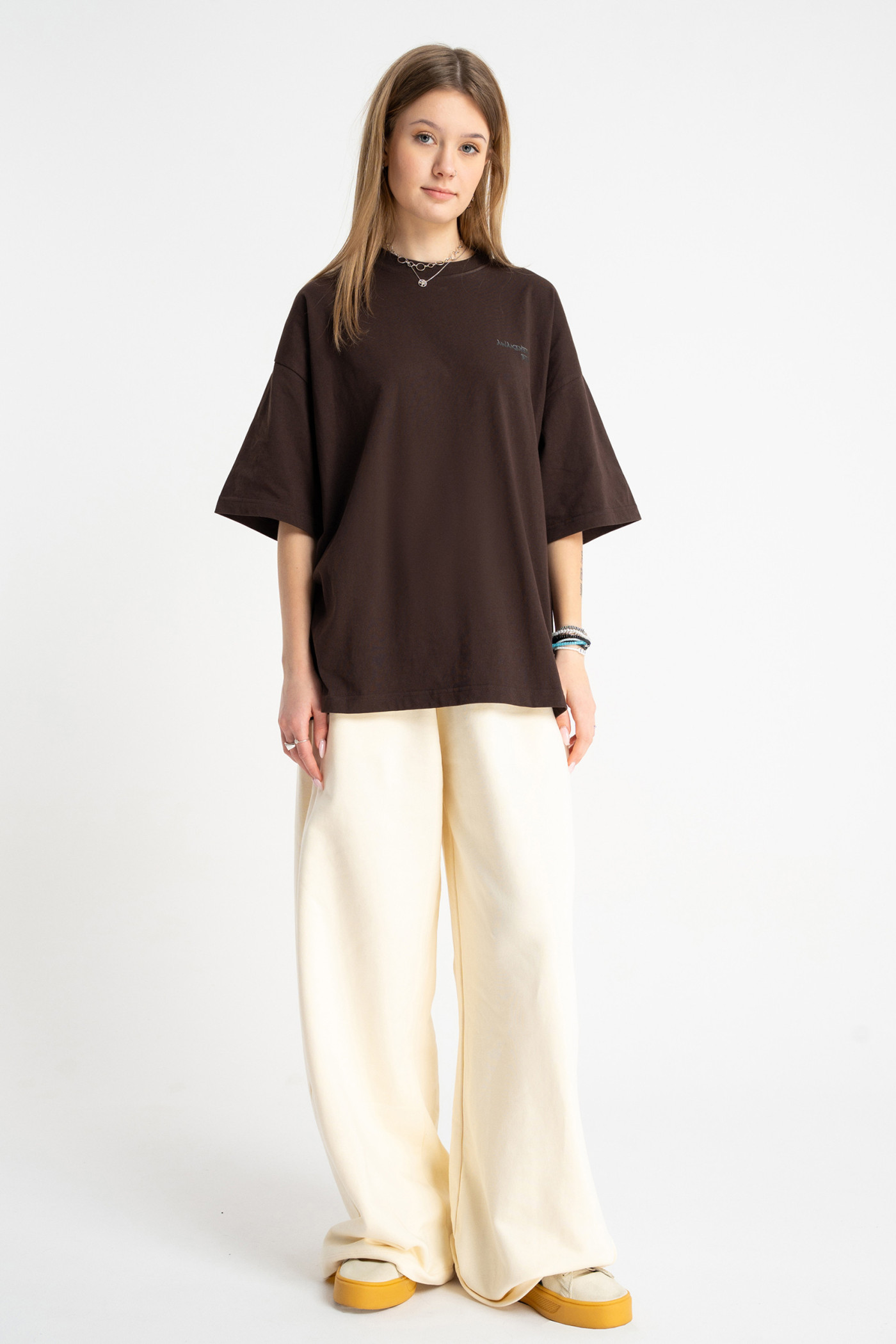 Brązowy t-shirt OVERSIZE z autorską grafiką z tyłu