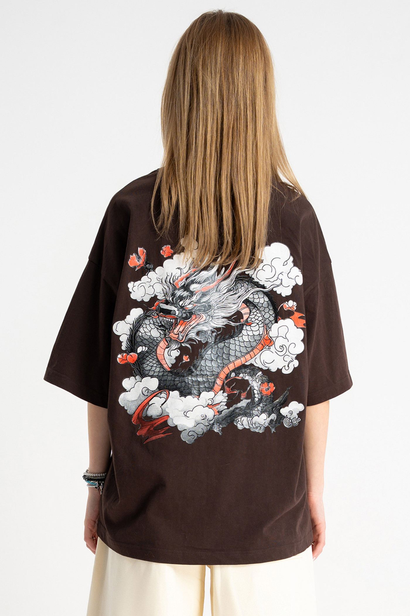 Brązowy t-shirt OVERSIZE z autorską grafiką z tyłu