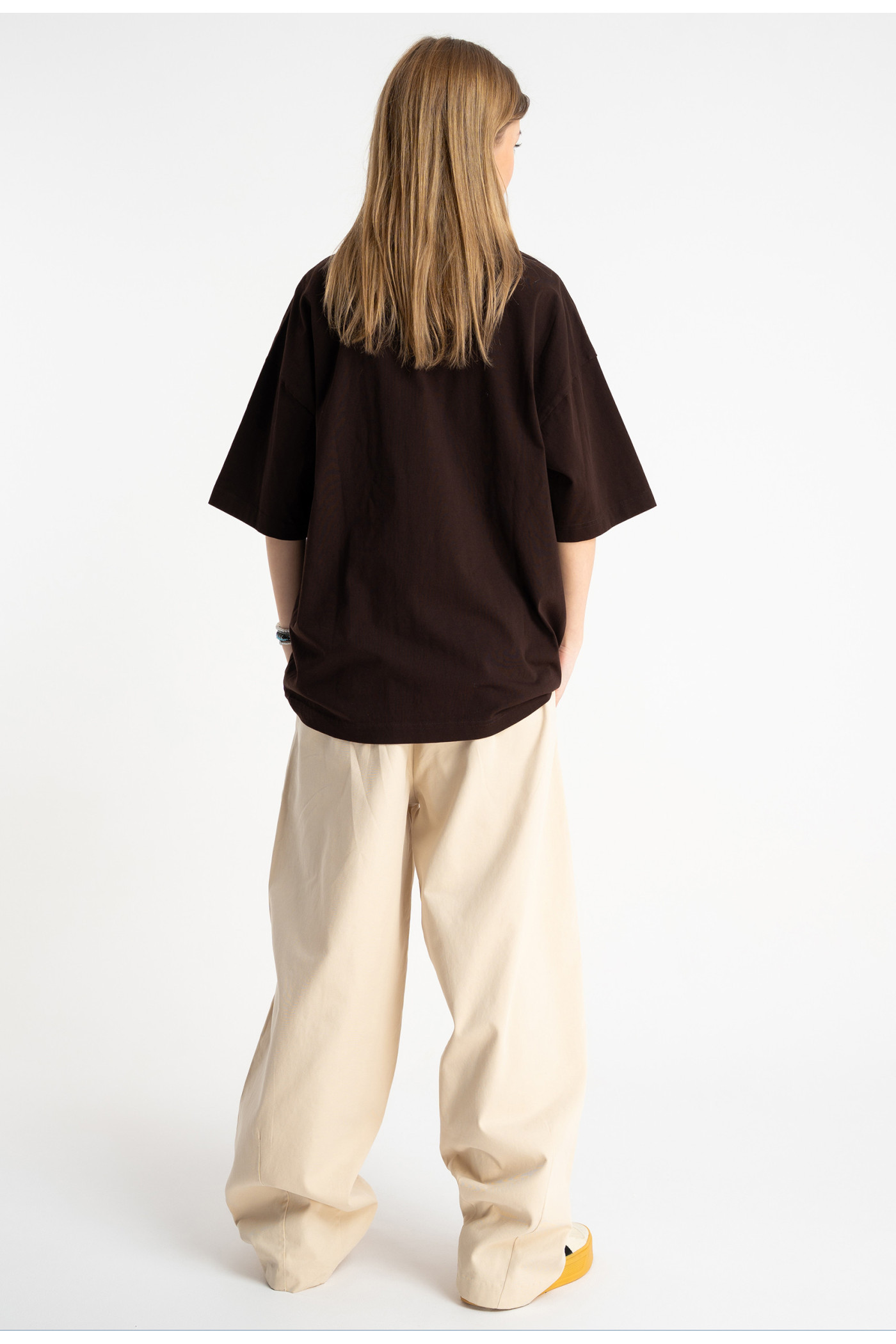 Brązowy t-shirt OVERSIZE z autorską grafiką z przodu